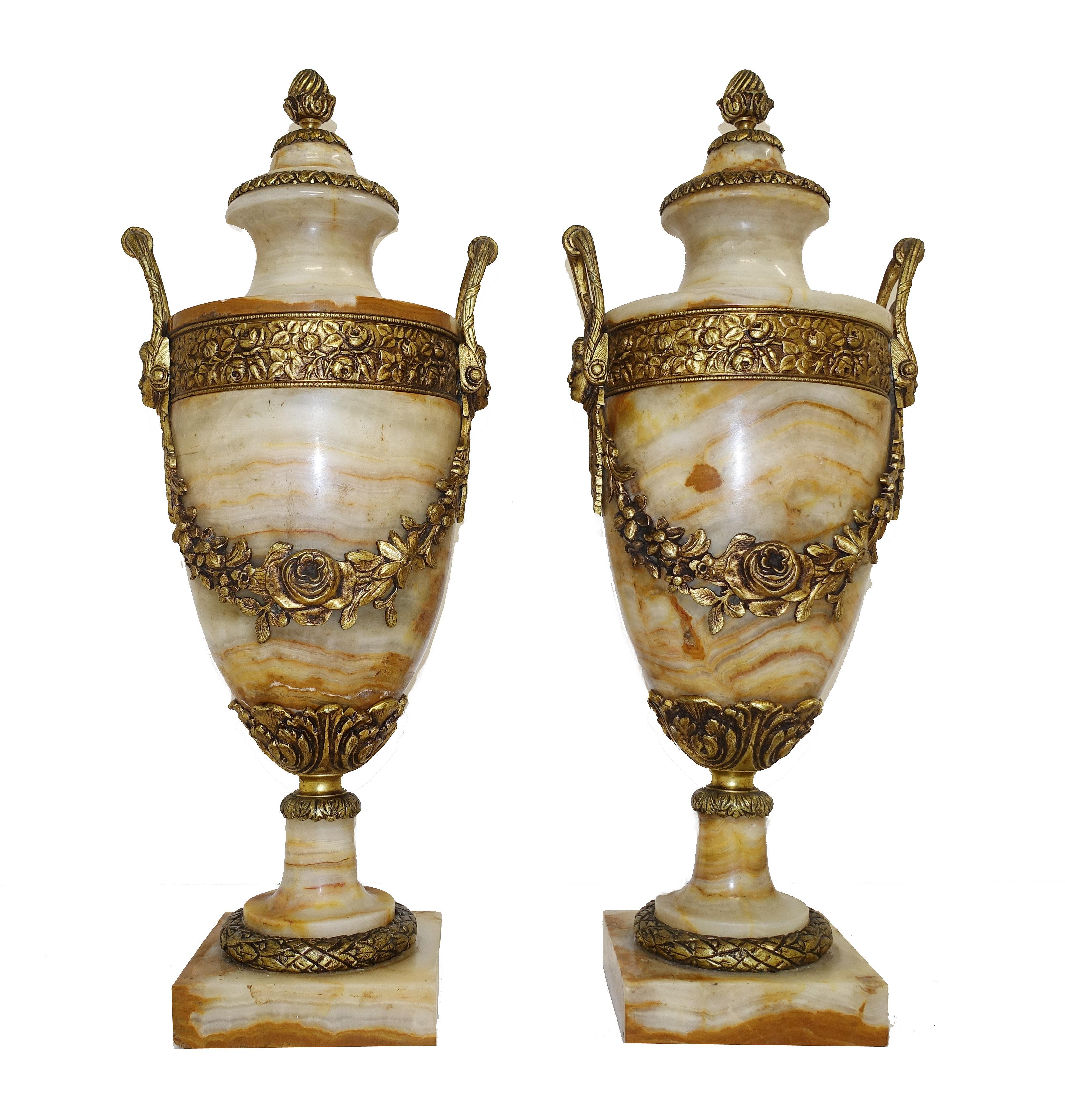 Elegante coppia di antiche cassolette francesi o urne di marmo
Adoro il colore e la tonalità del marmo in crema con macchie di arancione bruciato e colori della sabbia
Grande coppia di anfore di forma classica, altamente decorativa e da