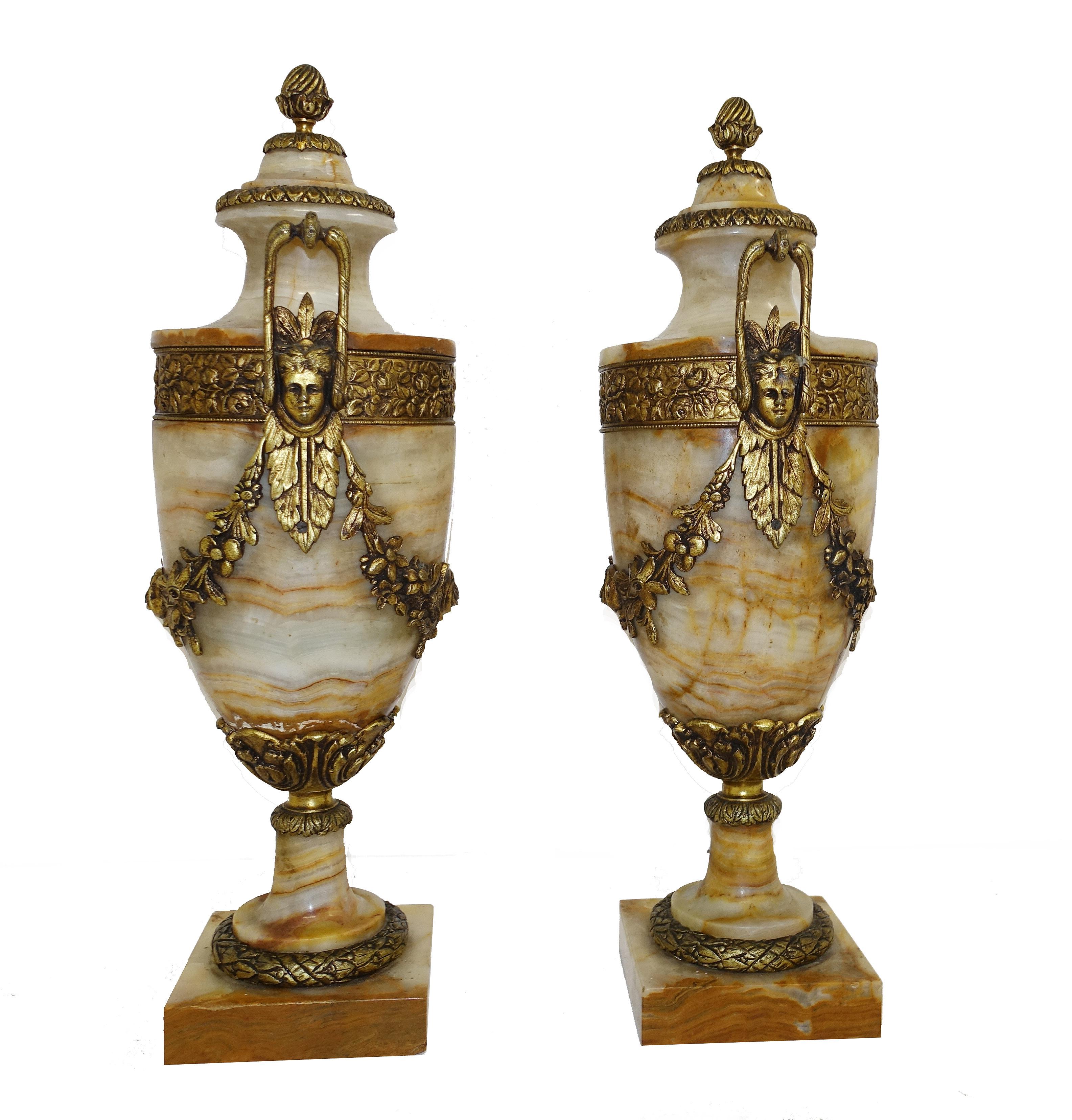 Paar französische Marmorurnen aus antikem Cassolette-Goldbronze (Spätes 19. Jahrhundert) im Angebot