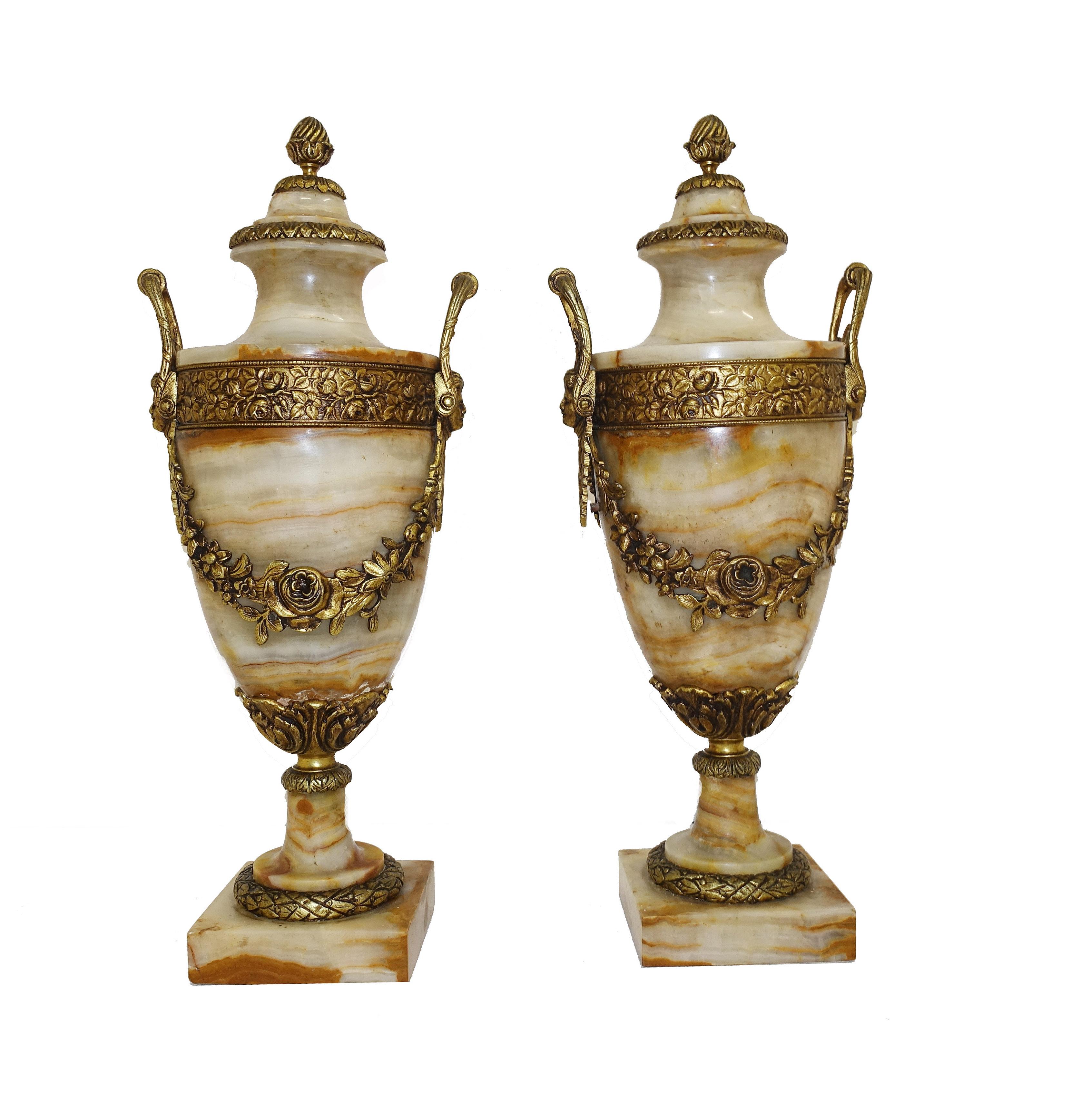 Marbre Paire d'urnes anciennes Cassolette en marbre français et bronze doré en vente