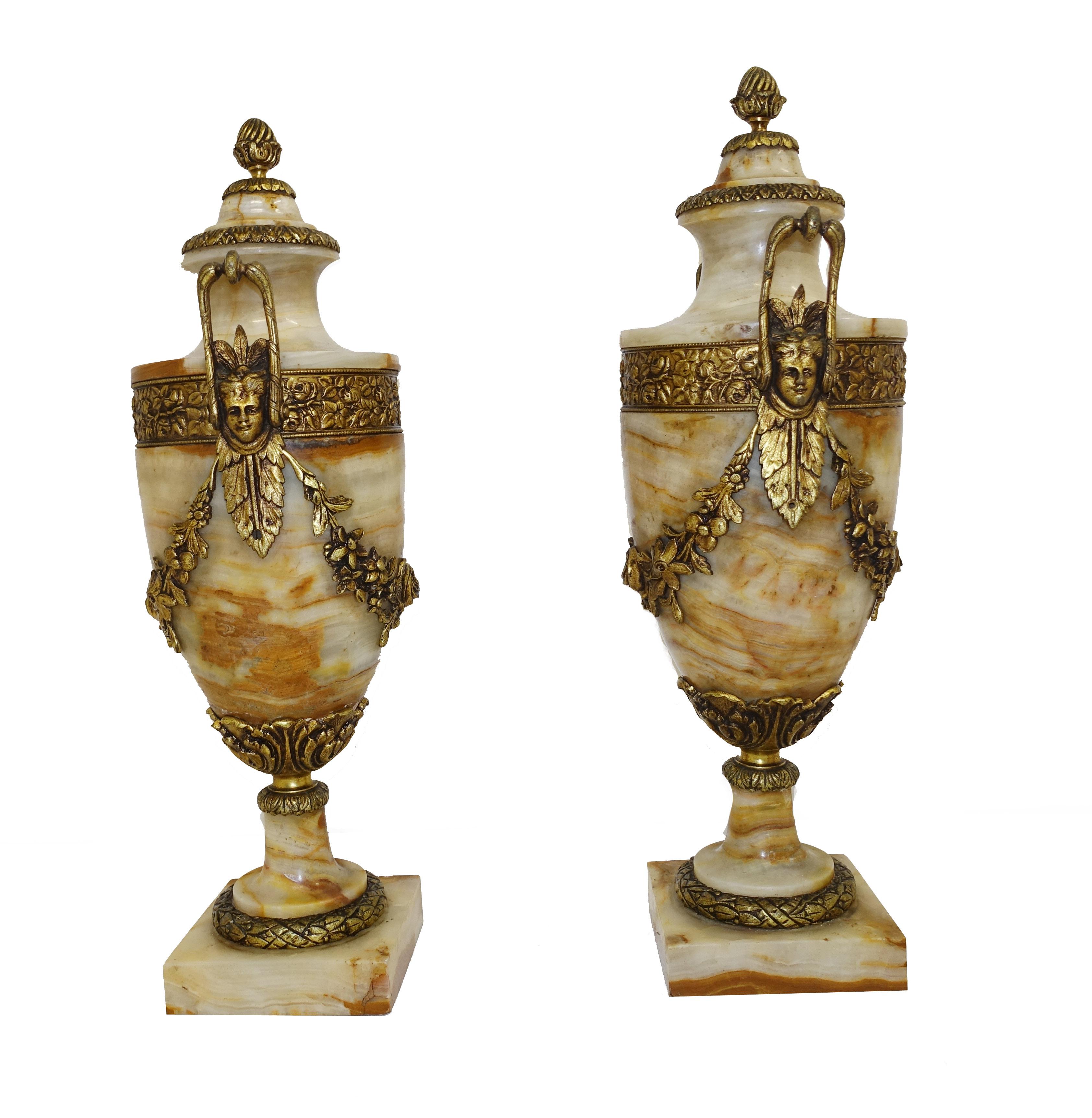 Paire d'urnes anciennes Cassolette en marbre français et bronze doré en vente 1