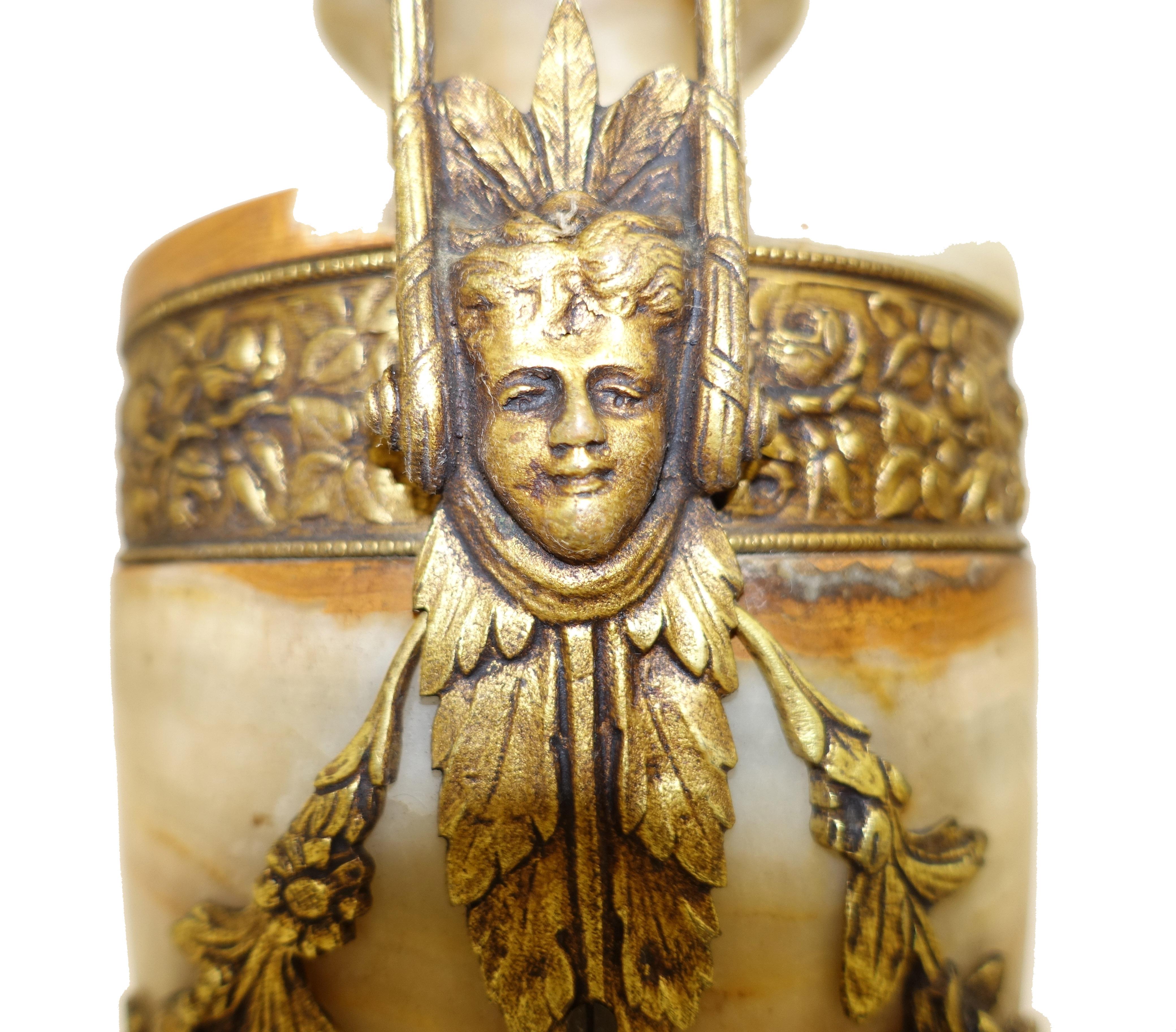Paire d'urnes anciennes Cassolette en marbre français et bronze doré en vente 2