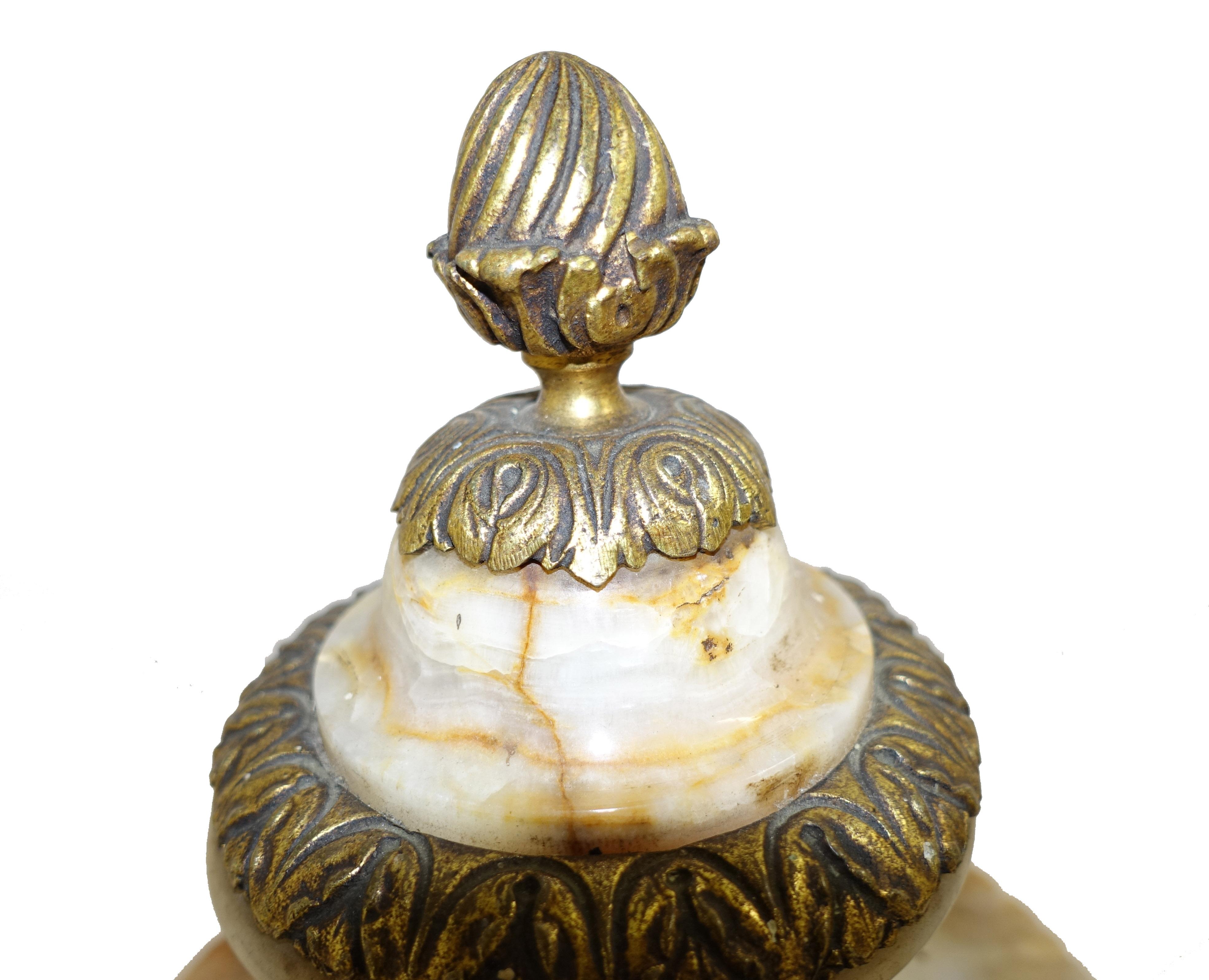 Paire d'urnes anciennes Cassolette en marbre français et bronze doré en vente 3