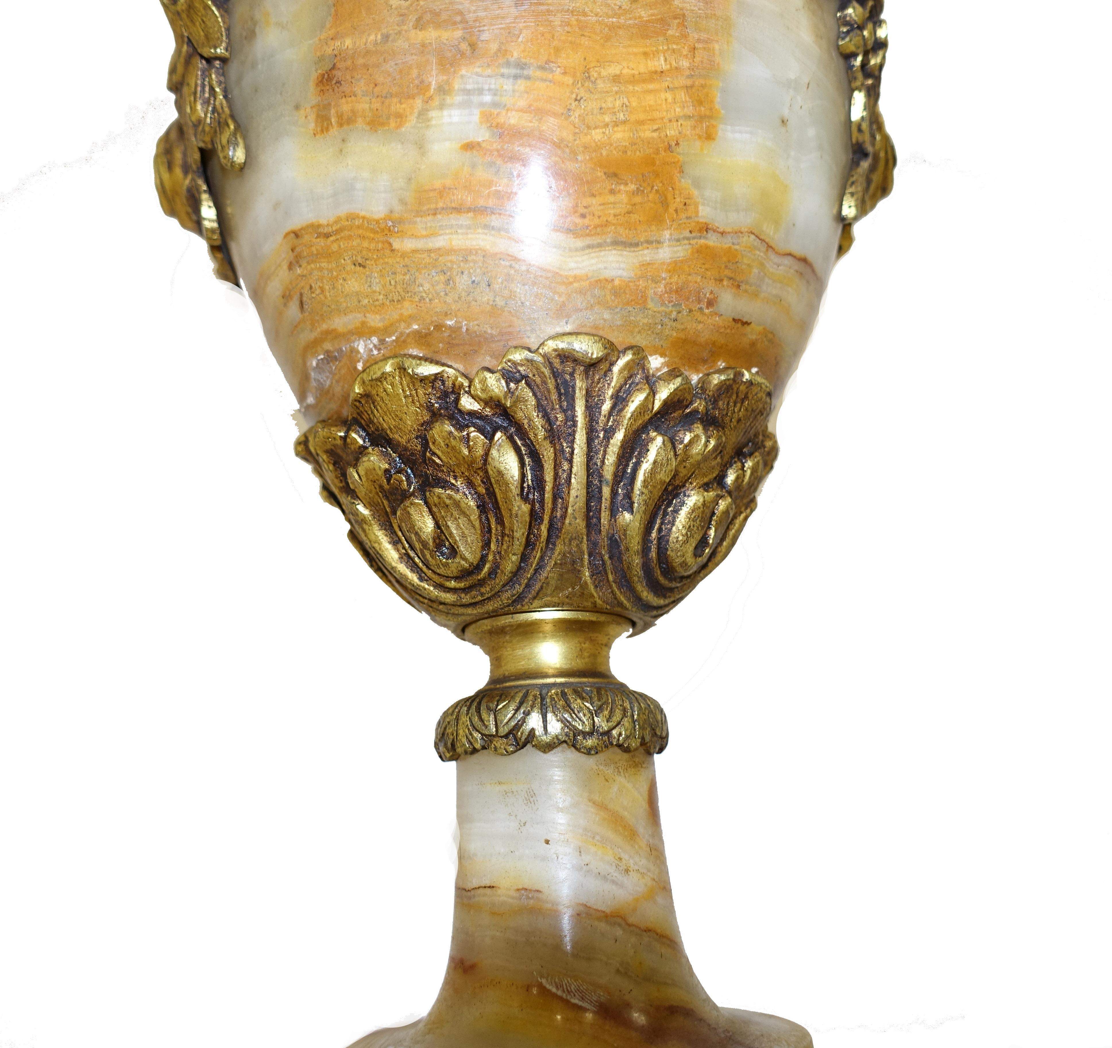Paire d'urnes anciennes Cassolette en marbre français et bronze doré en vente 4