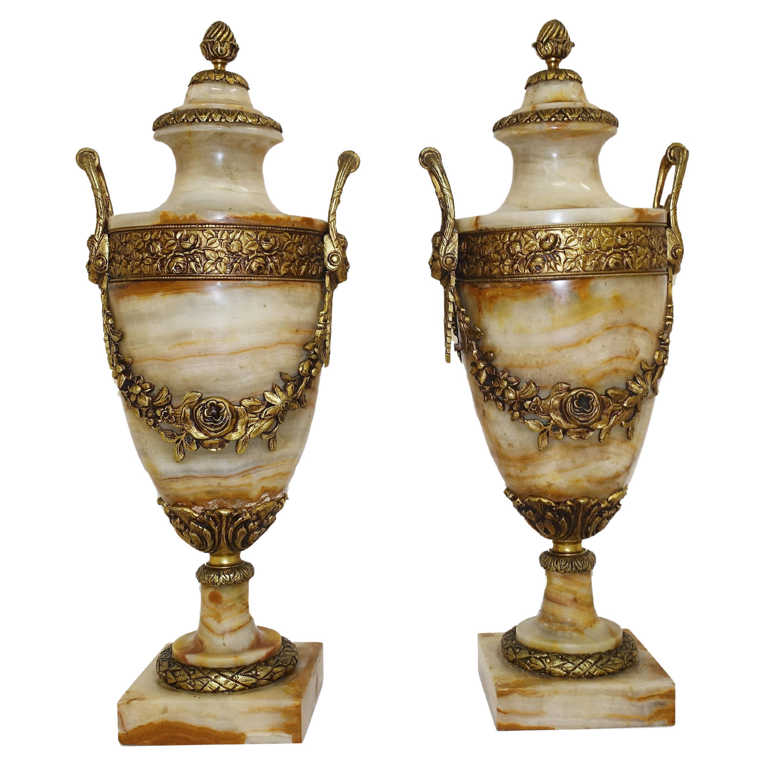 Paar französische Marmorurnen aus antikem Cassolette-Goldbronze