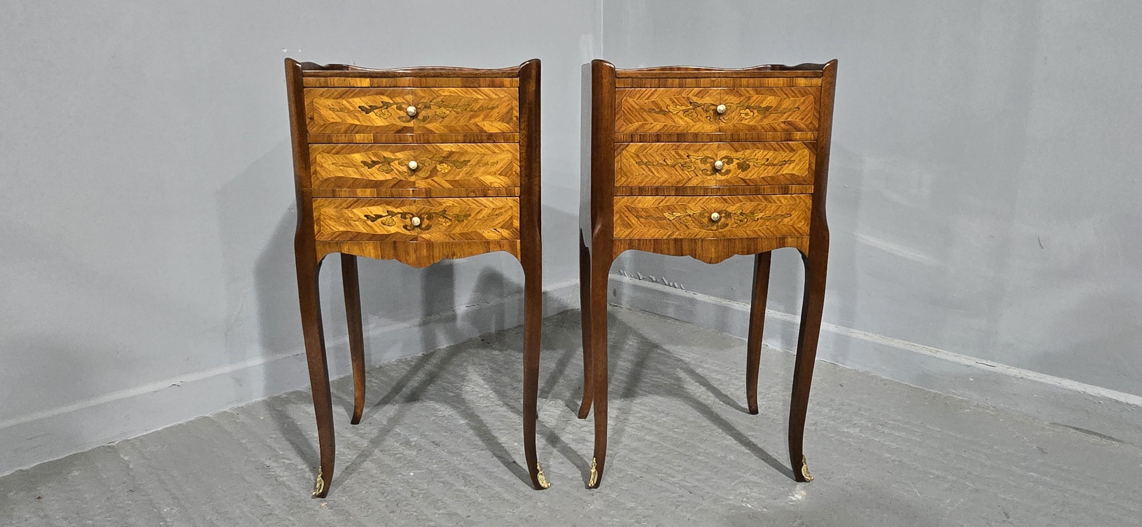 Super coppia di cassettiere francesi a tre cassetti con intarsio, rivestite in Oak, montate in ormolu e in eccellenti condizioni generali.

29