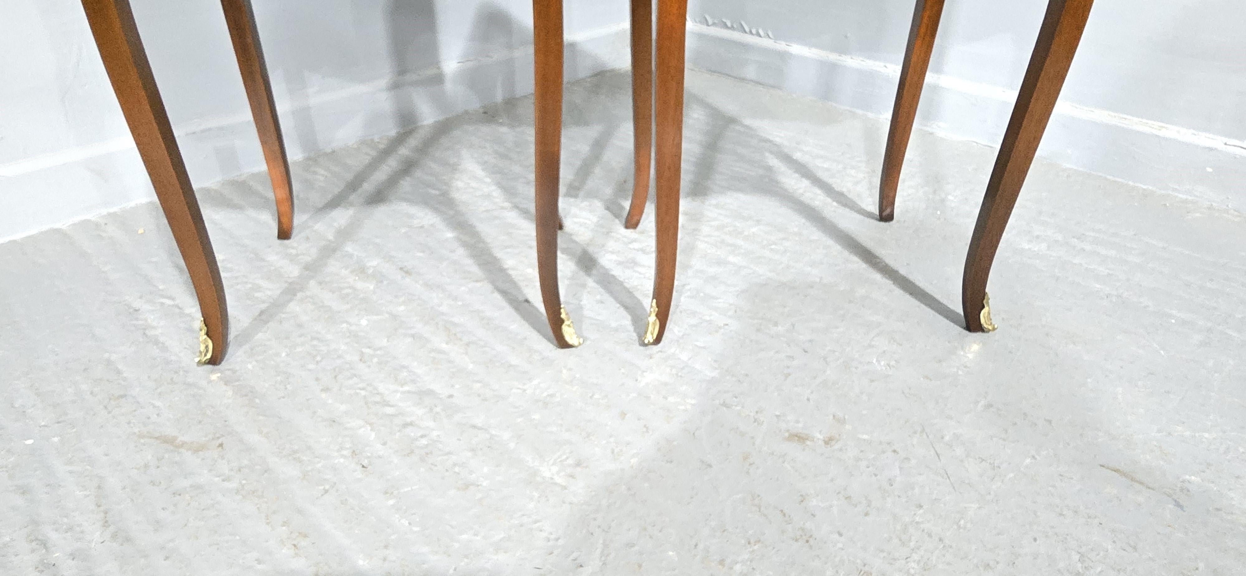 Stile provenzale Coppia di cassettiere da letto francesi intarsiate