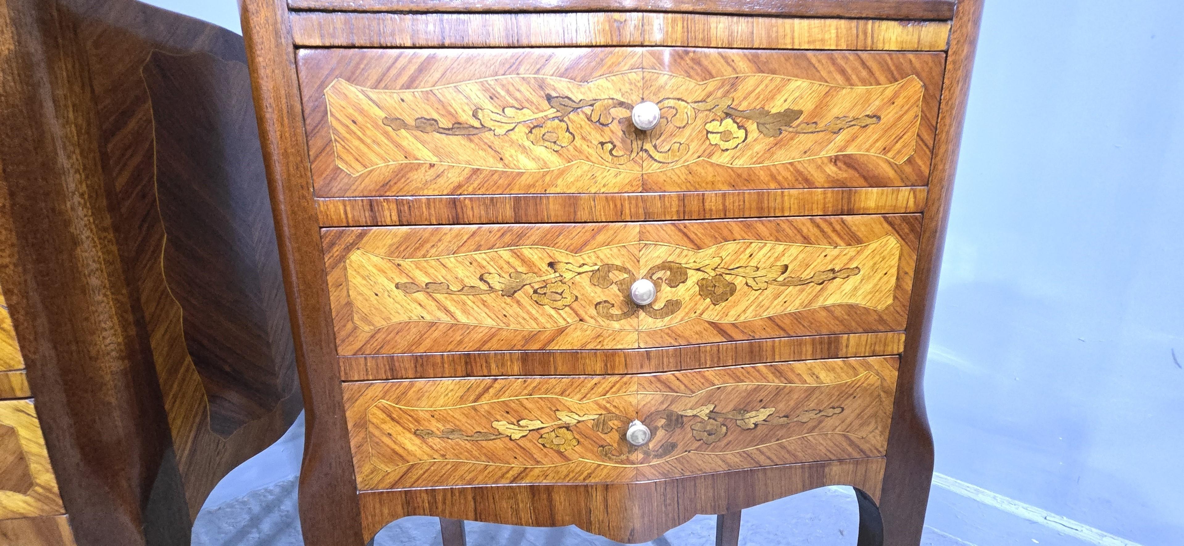 Francese Coppia di cassettiere da letto francesi intarsiate