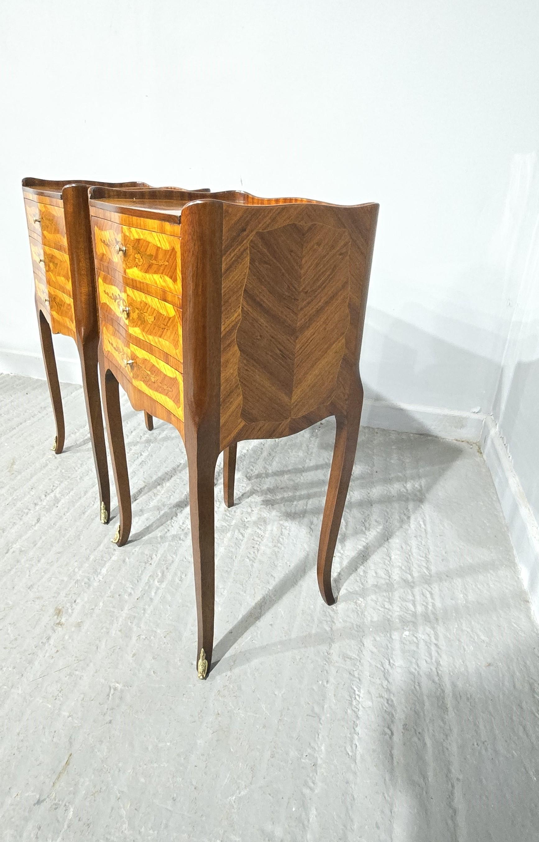 XX secolo Coppia di cassettiere da letto francesi intarsiate