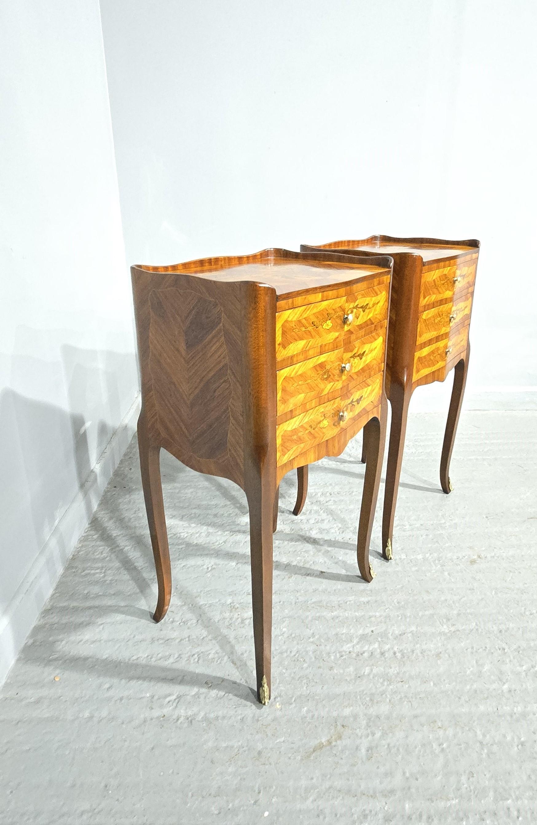 Tulipier Coppia di cassettiere da letto francesi intarsiate