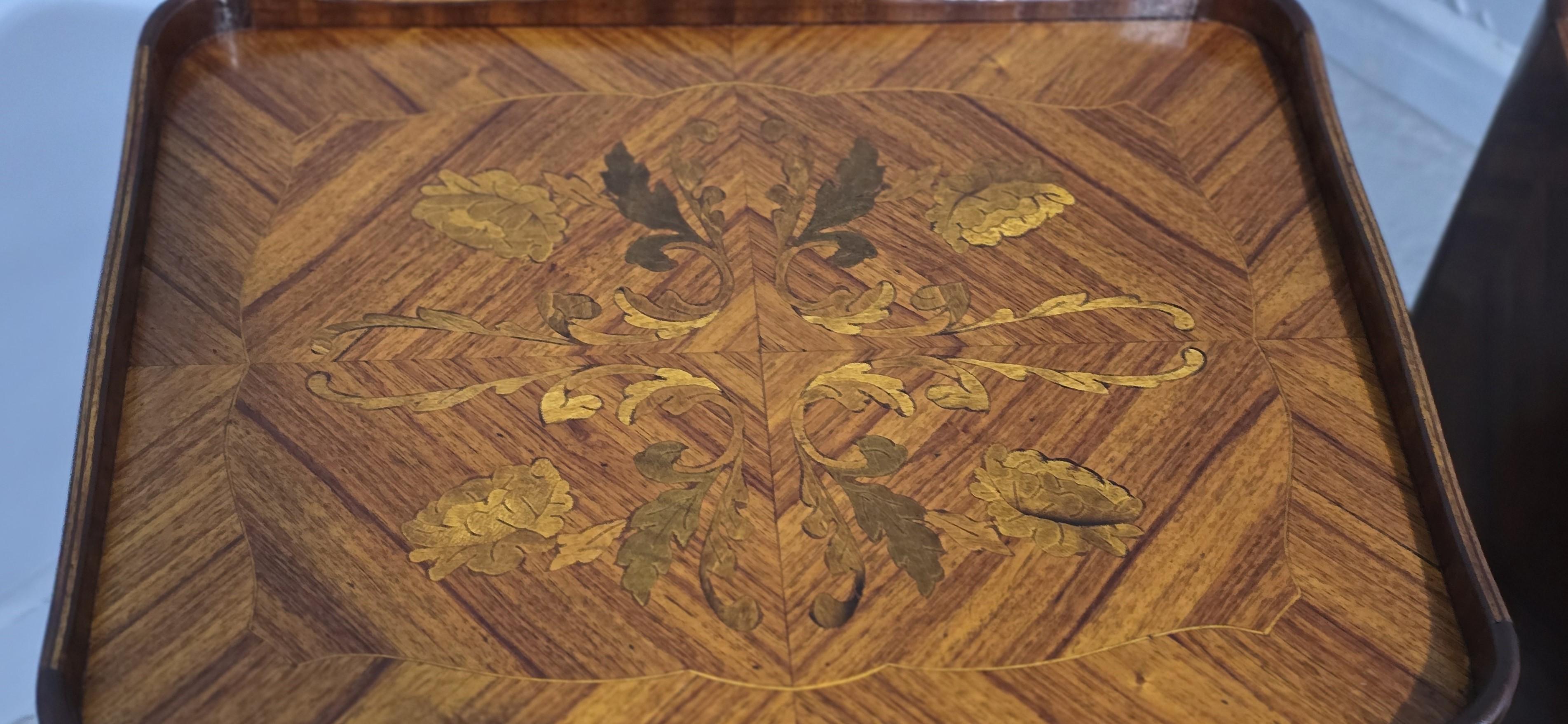 Coppia di cassettiere da letto francesi intarsiate 1