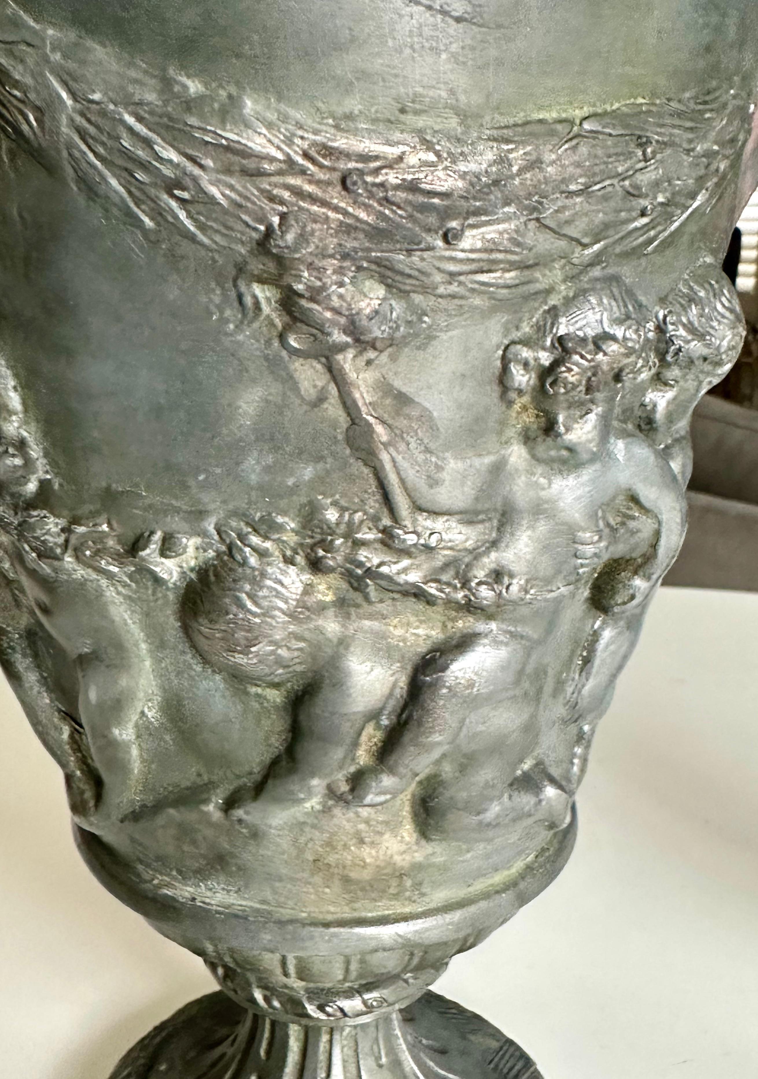 Coppia di urne francesi in metallo con satiro e putti in vendita 4