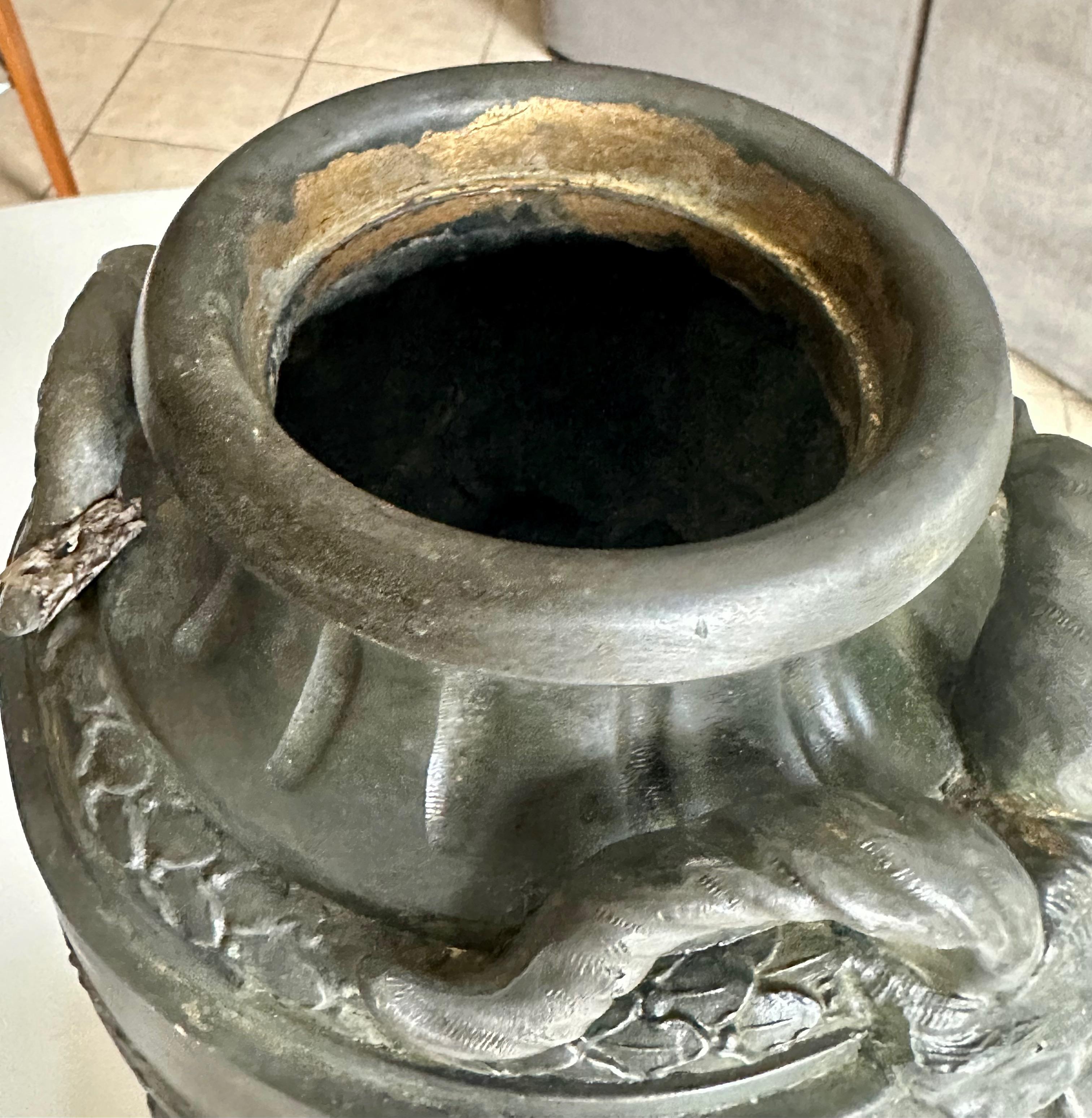 Coppia di urne francesi in metallo con satiro e putti in vendita 5