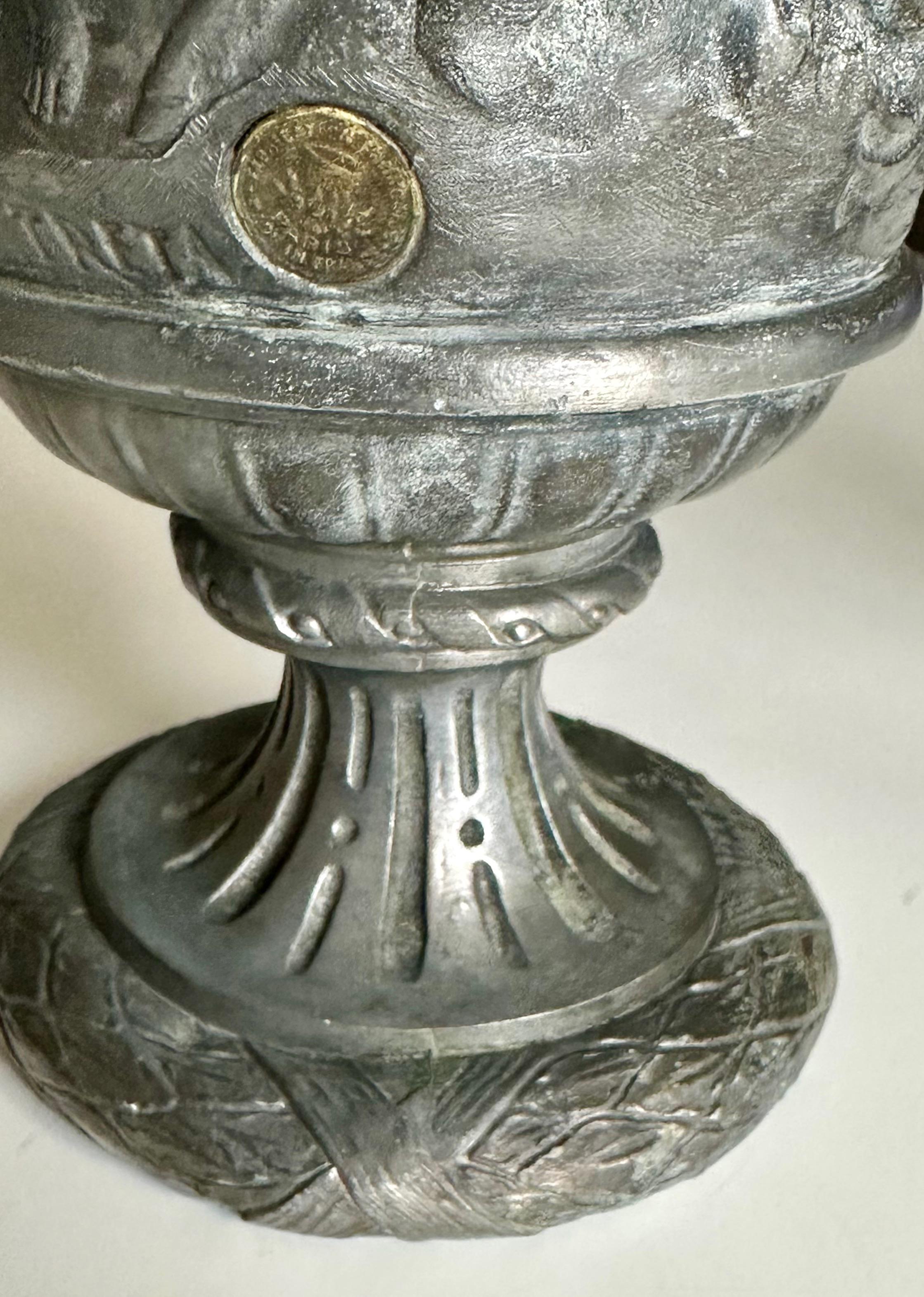 Coppia di urne francesi in metallo con satiro e putti in vendita 7
