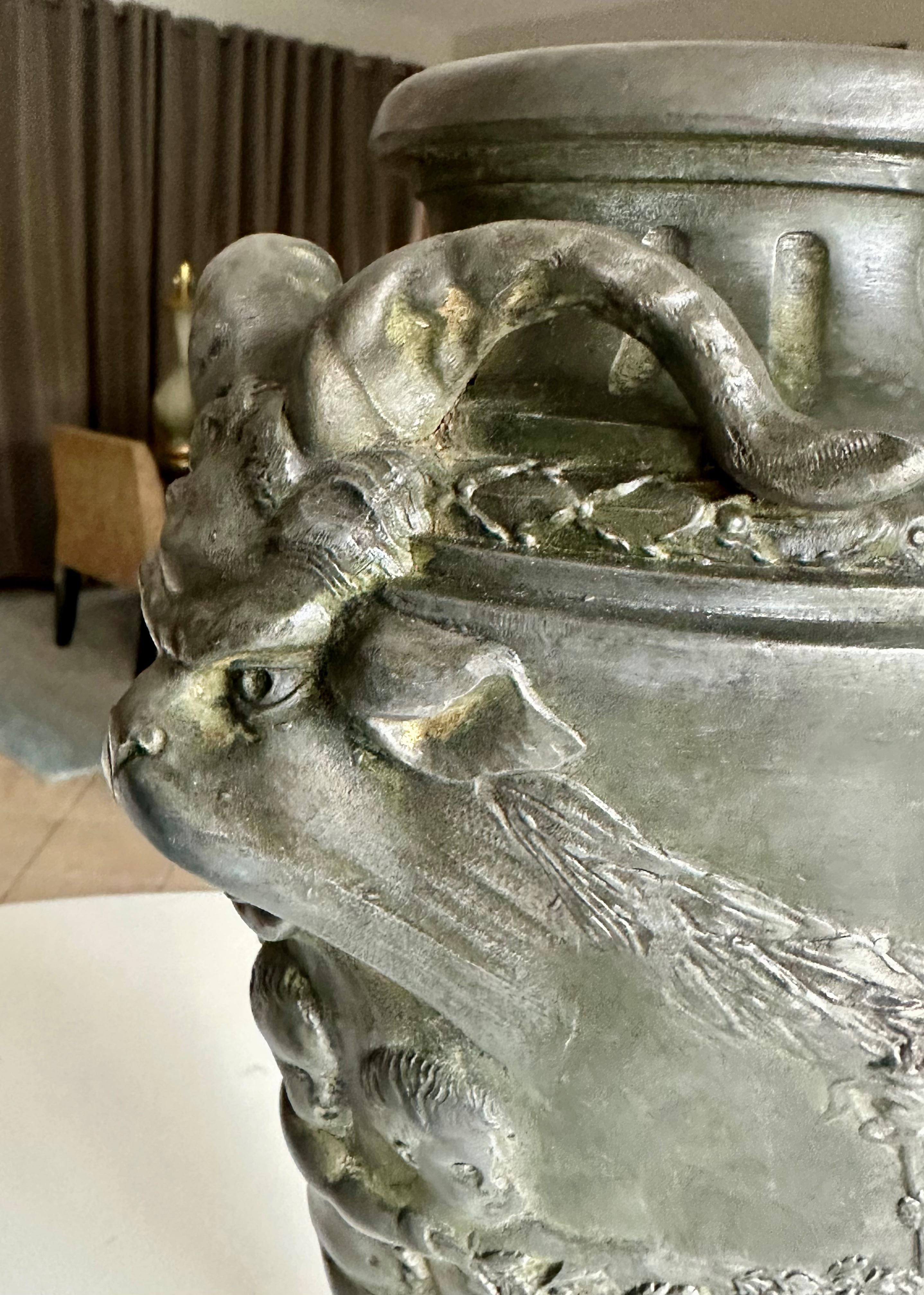 Coppia di urne francesi in metallo con satiro e putti in vendita 9