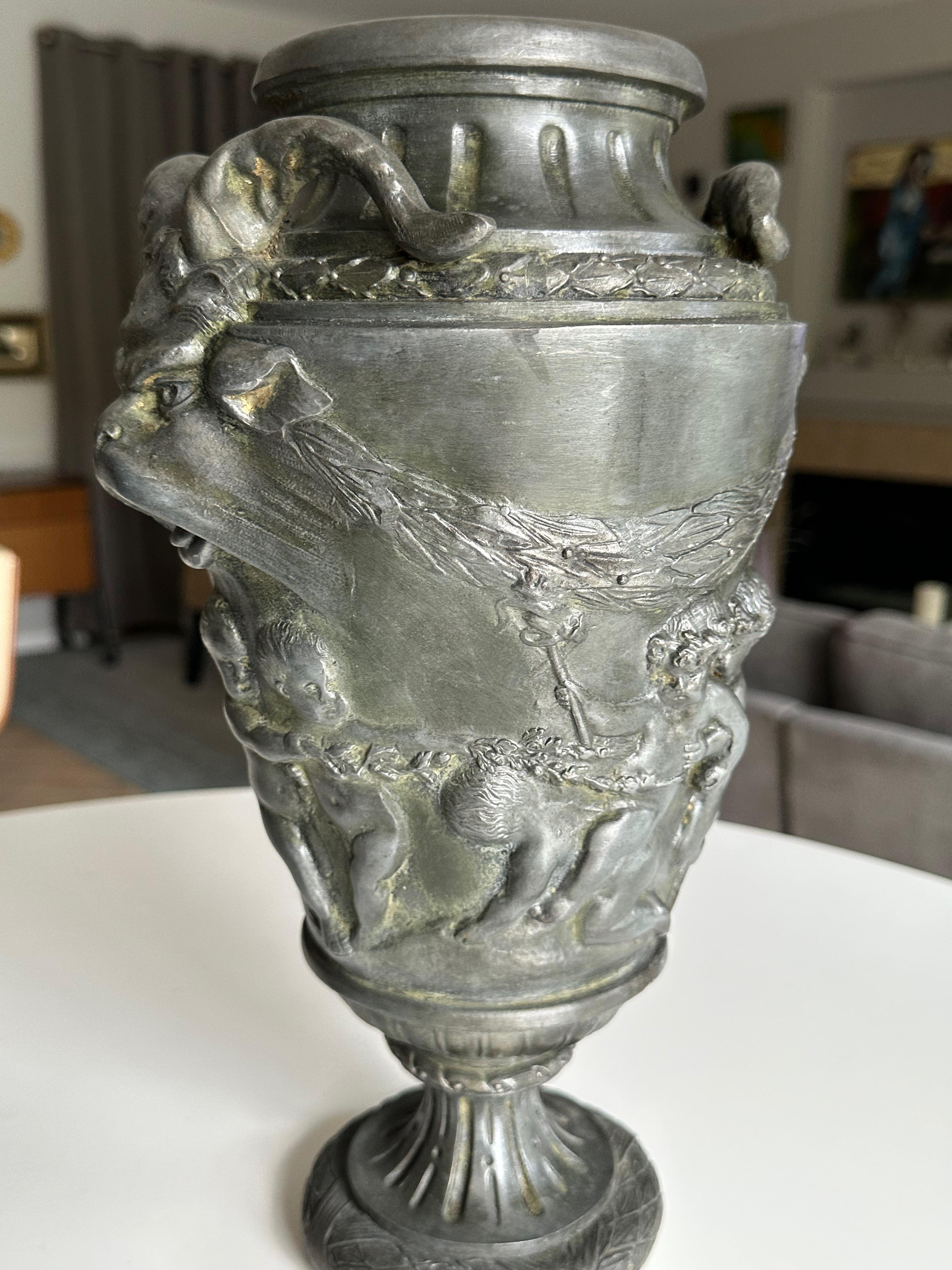 Coppia di urne francesi in metallo con satiro e putti in vendita 10