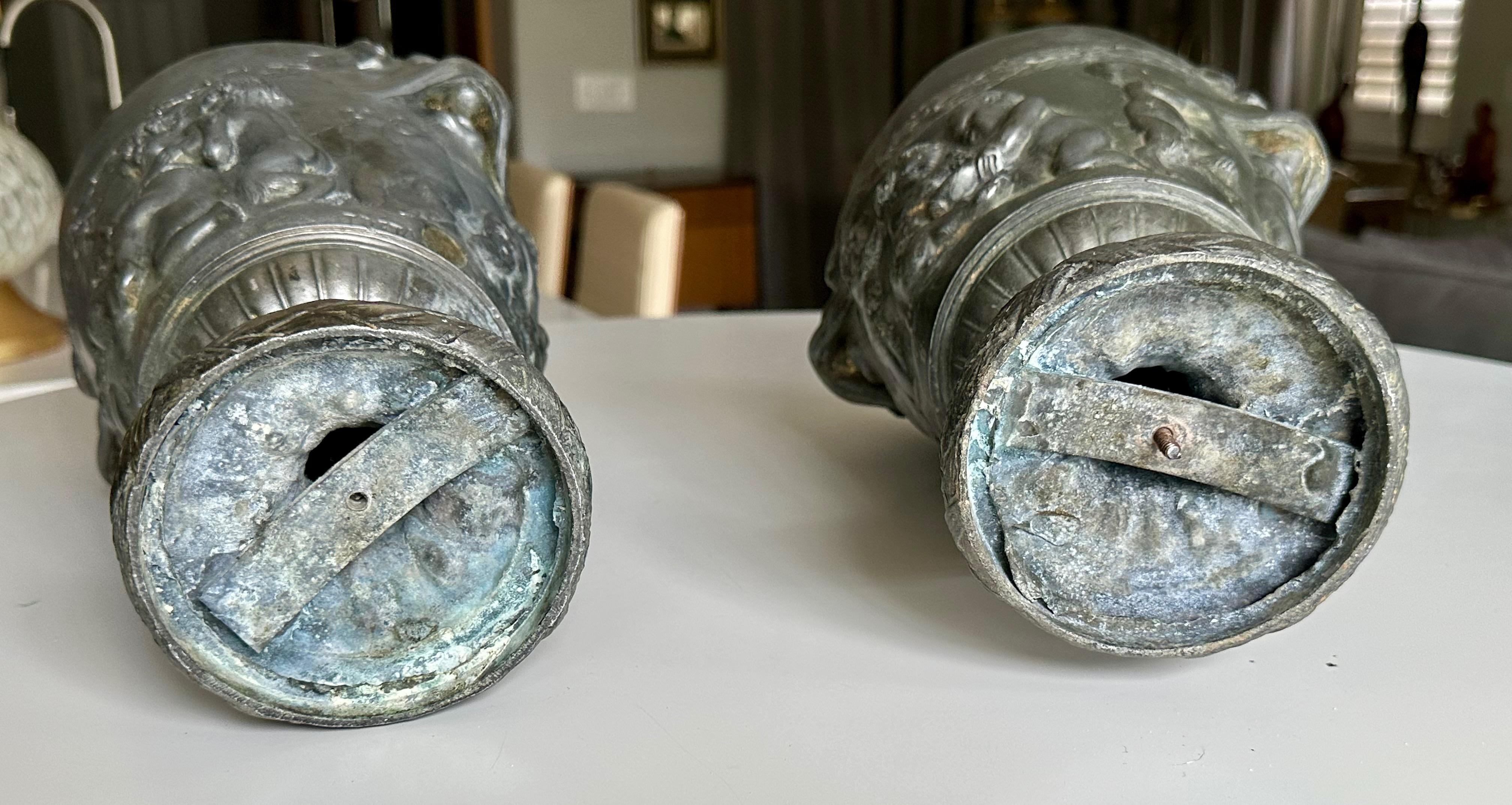 Coppia di urne francesi in metallo con satiro e putti in vendita 12