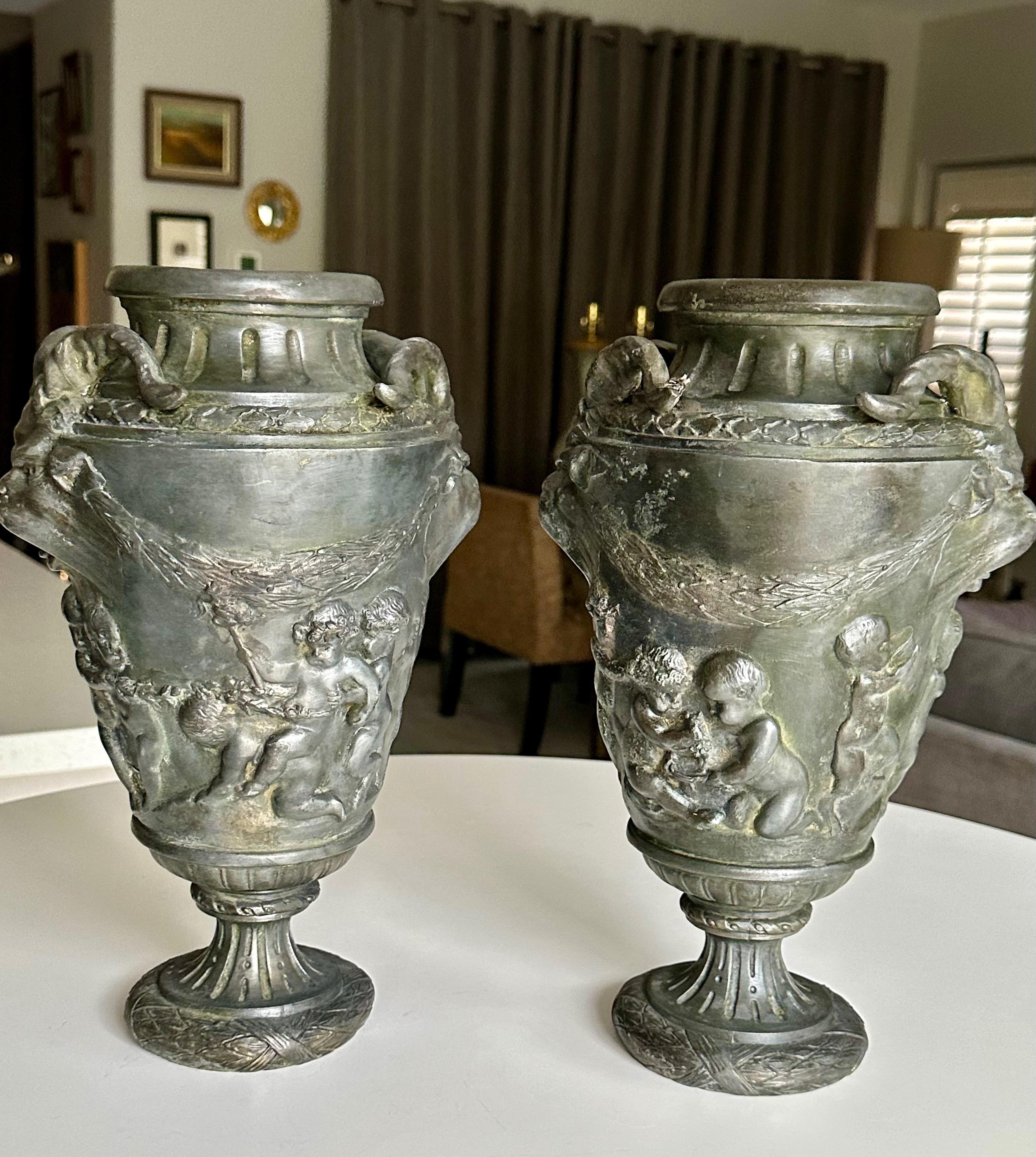Europeo Coppia di urne francesi in metallo con satiro e putti in vendita