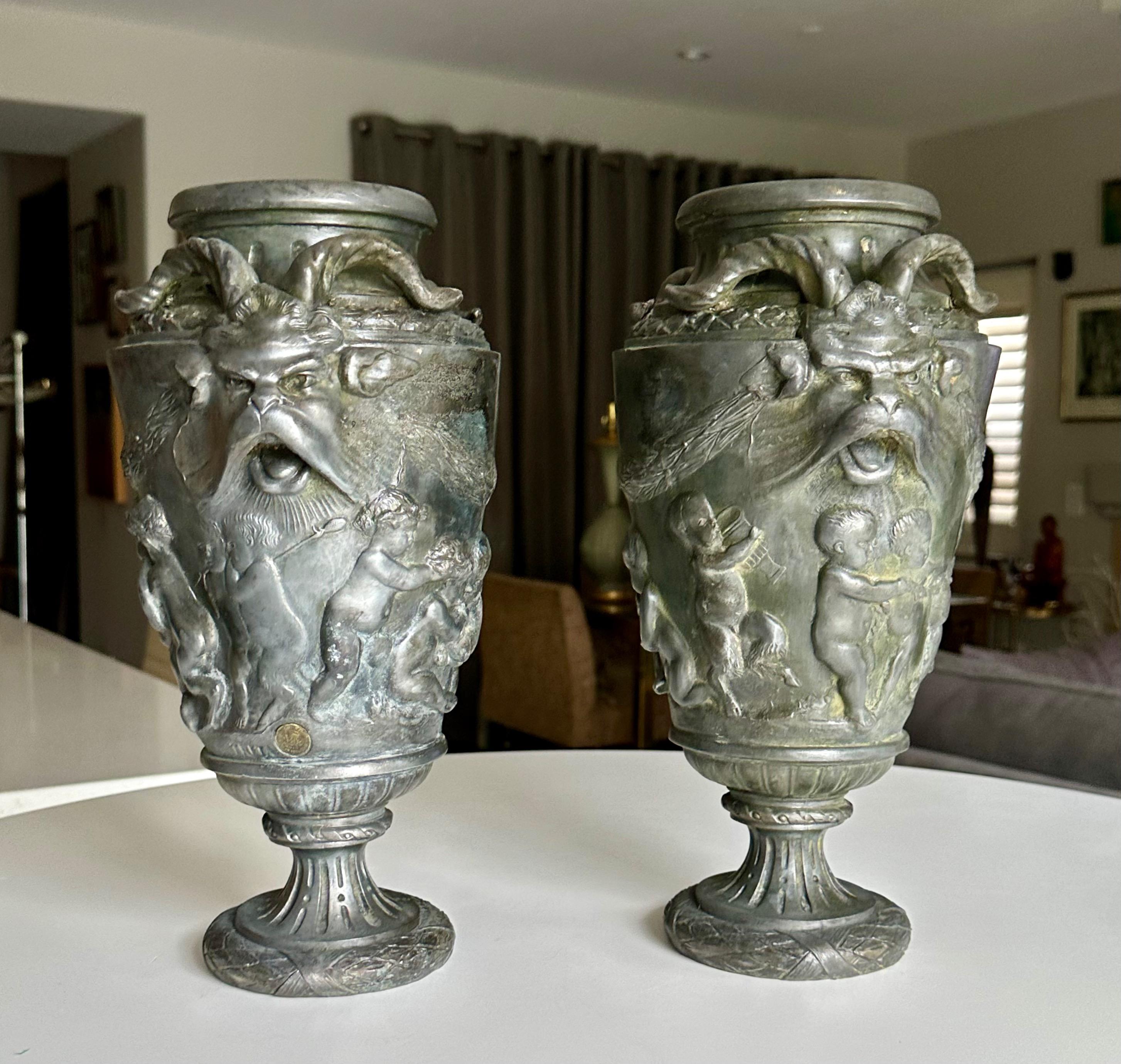 Metallo Coppia di urne francesi in metallo con satiro e putti in vendita