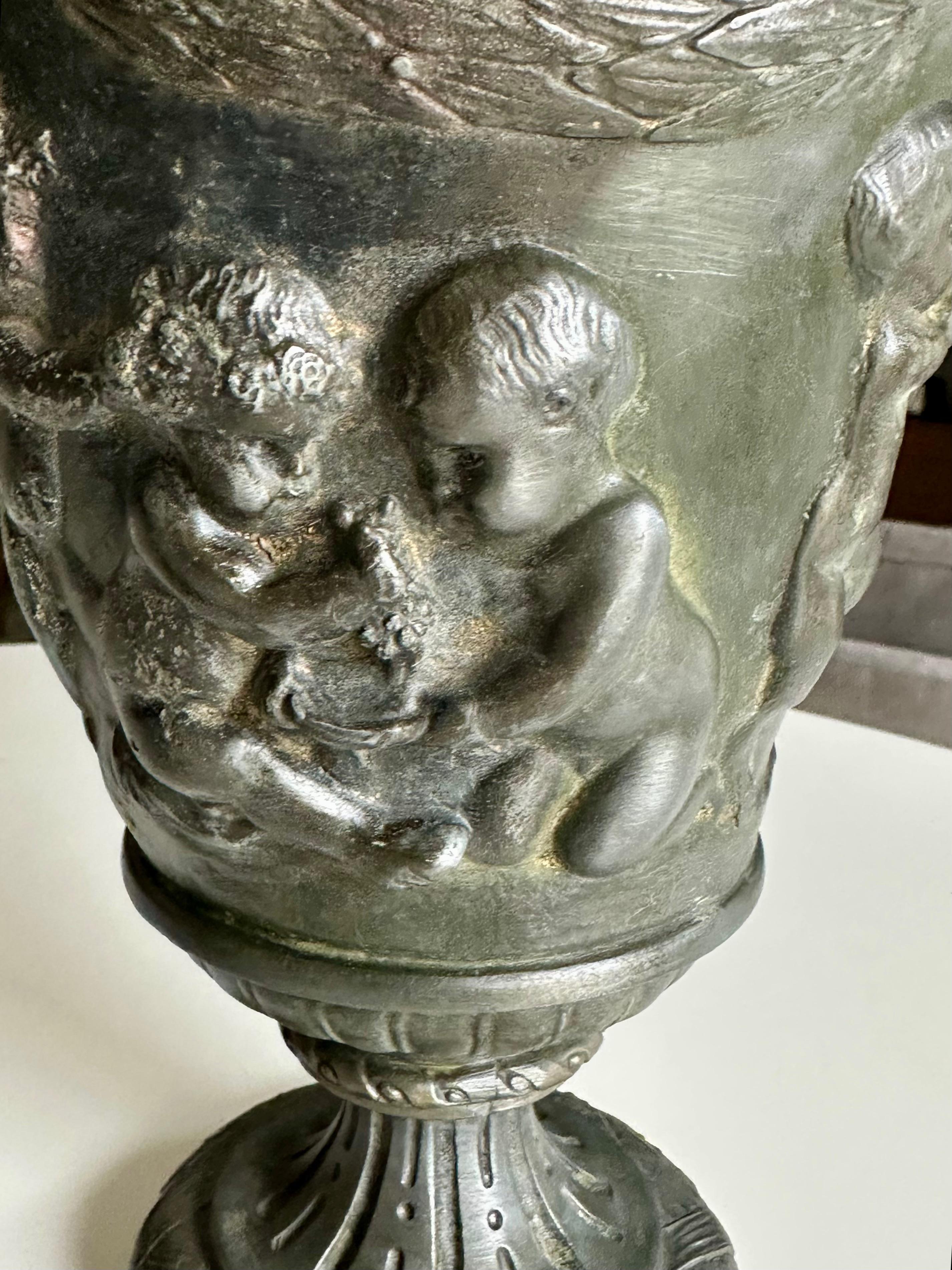 Coppia di urne francesi in metallo con satiro e putti in vendita 3