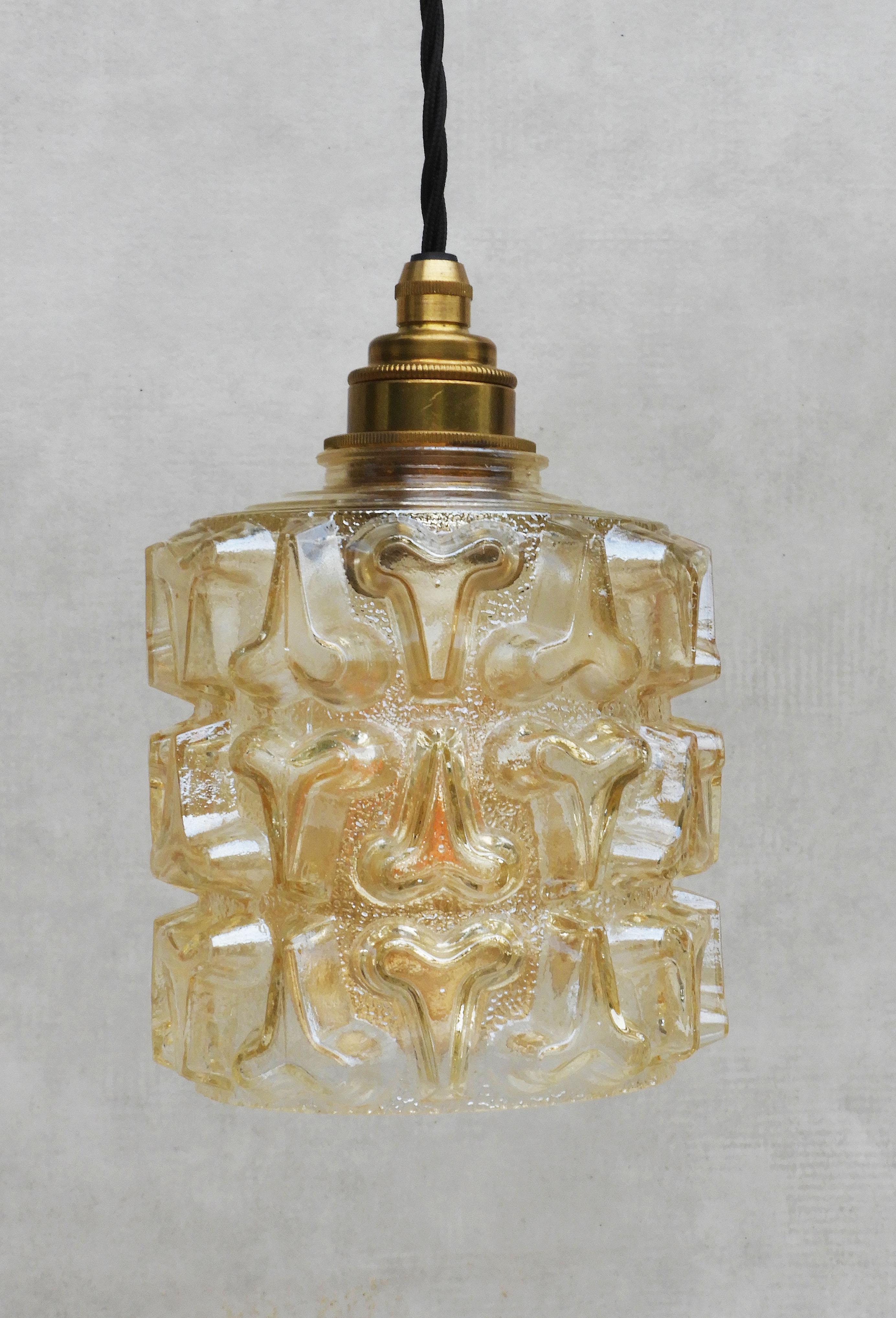 Pareja de lámparas colgantes francesas de cristal ámbar de mediados de siglo C1970 en Bueno estado para la venta en Trensacq, FR