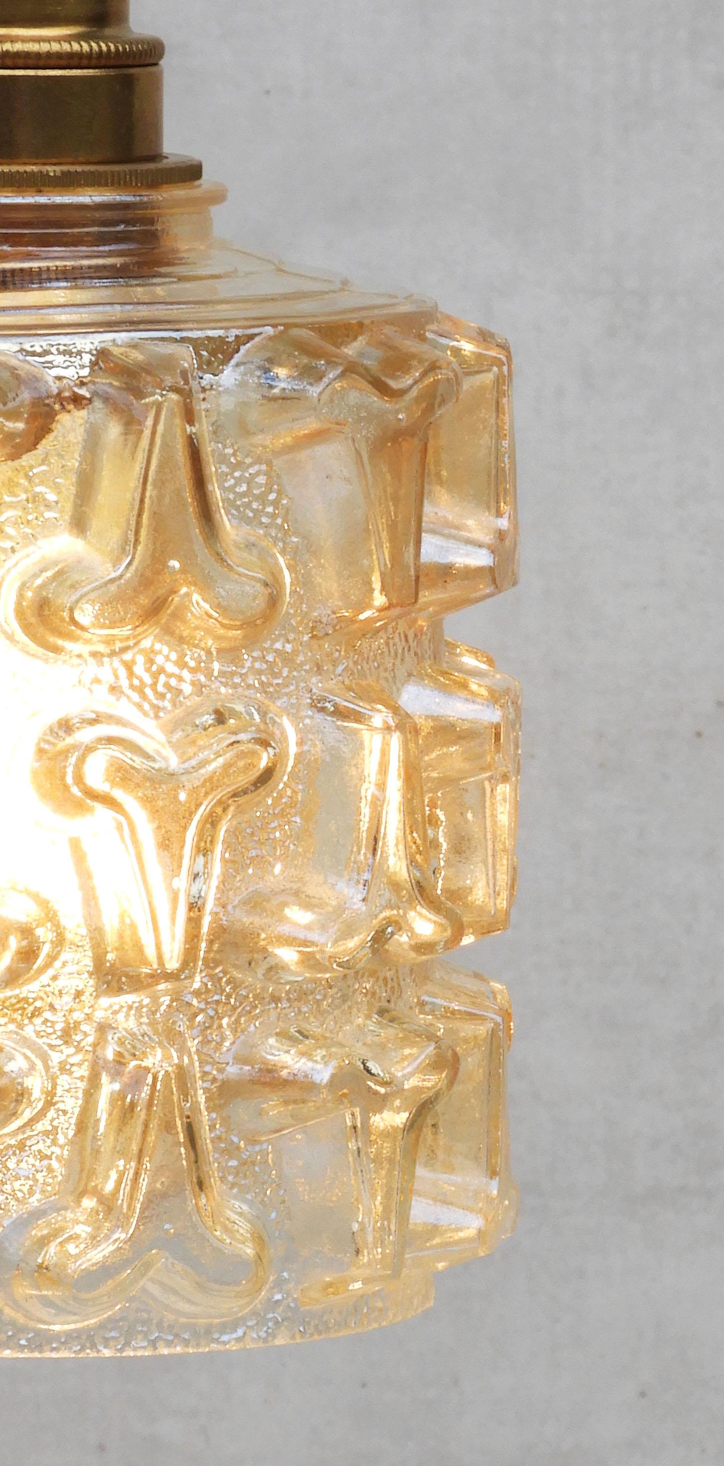 Pareja de lámparas colgantes francesas de cristal ámbar de mediados de siglo C1970 siglo XX en venta