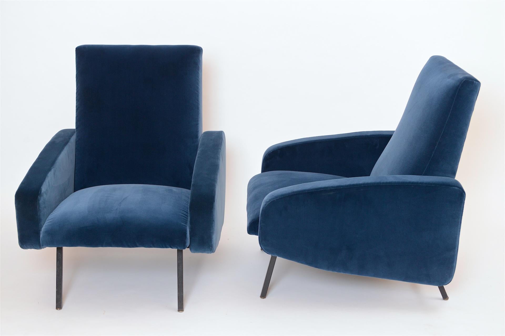 Pair of re-upholstered French armchairs.
Metal black lacquered legs
Upholstered in a blue cotton velvet.


  