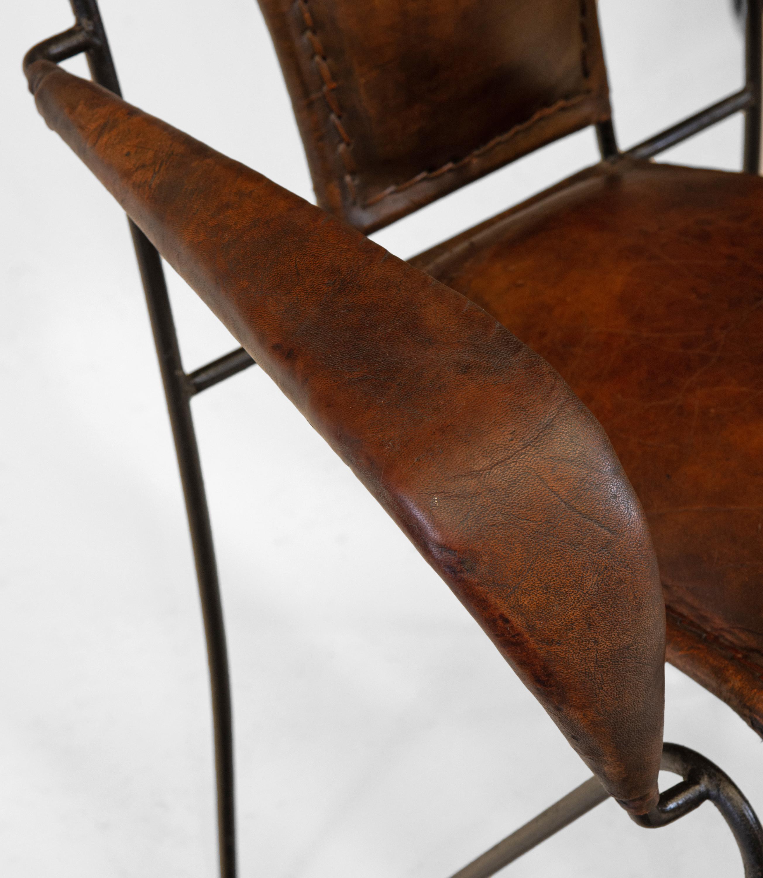 Paire de fauteuils en cuir et fer du milieu du siècle dernier  en vente 2