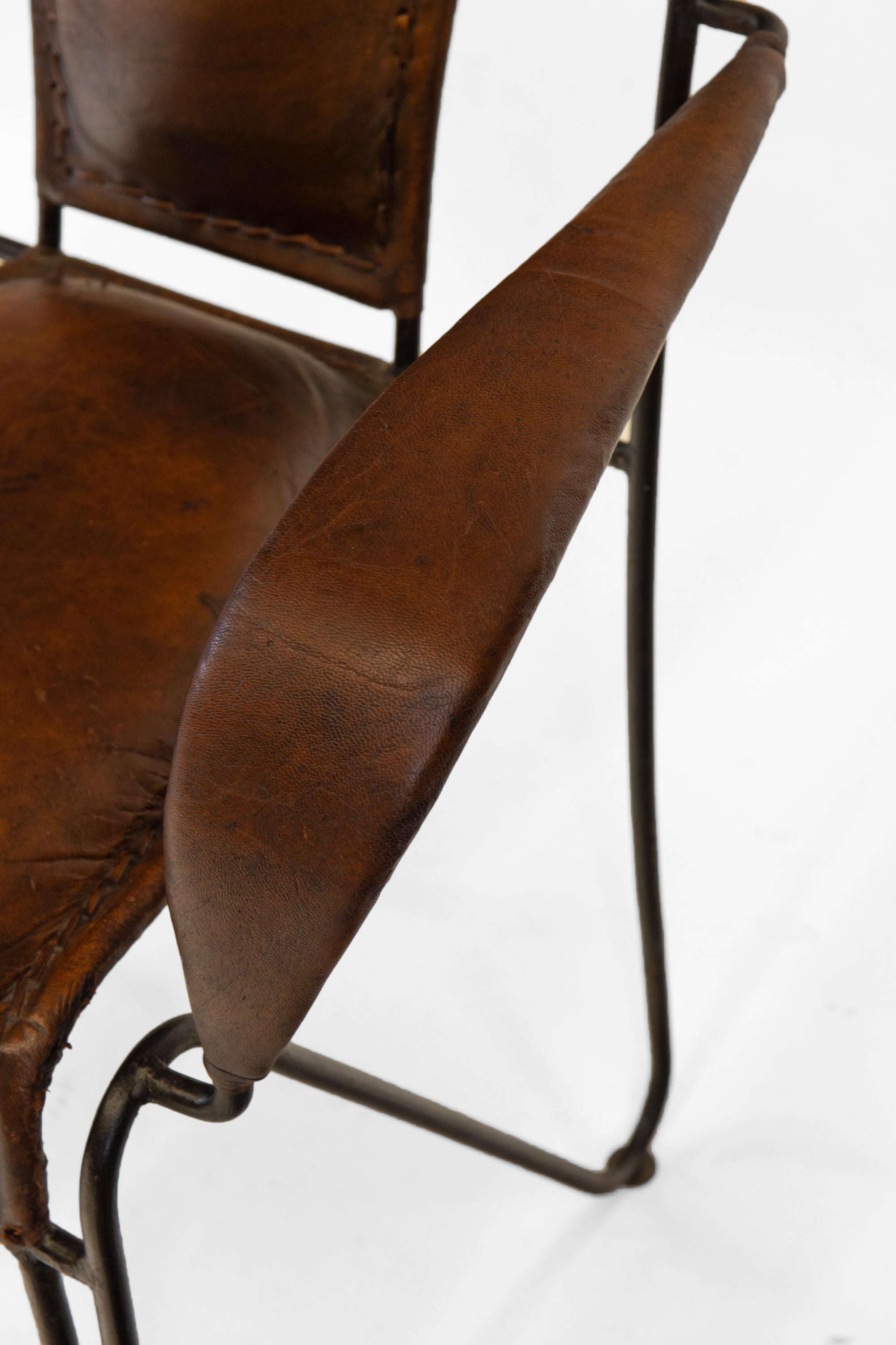 Paire de fauteuils en cuir et fer du milieu du siècle dernier  en vente 3