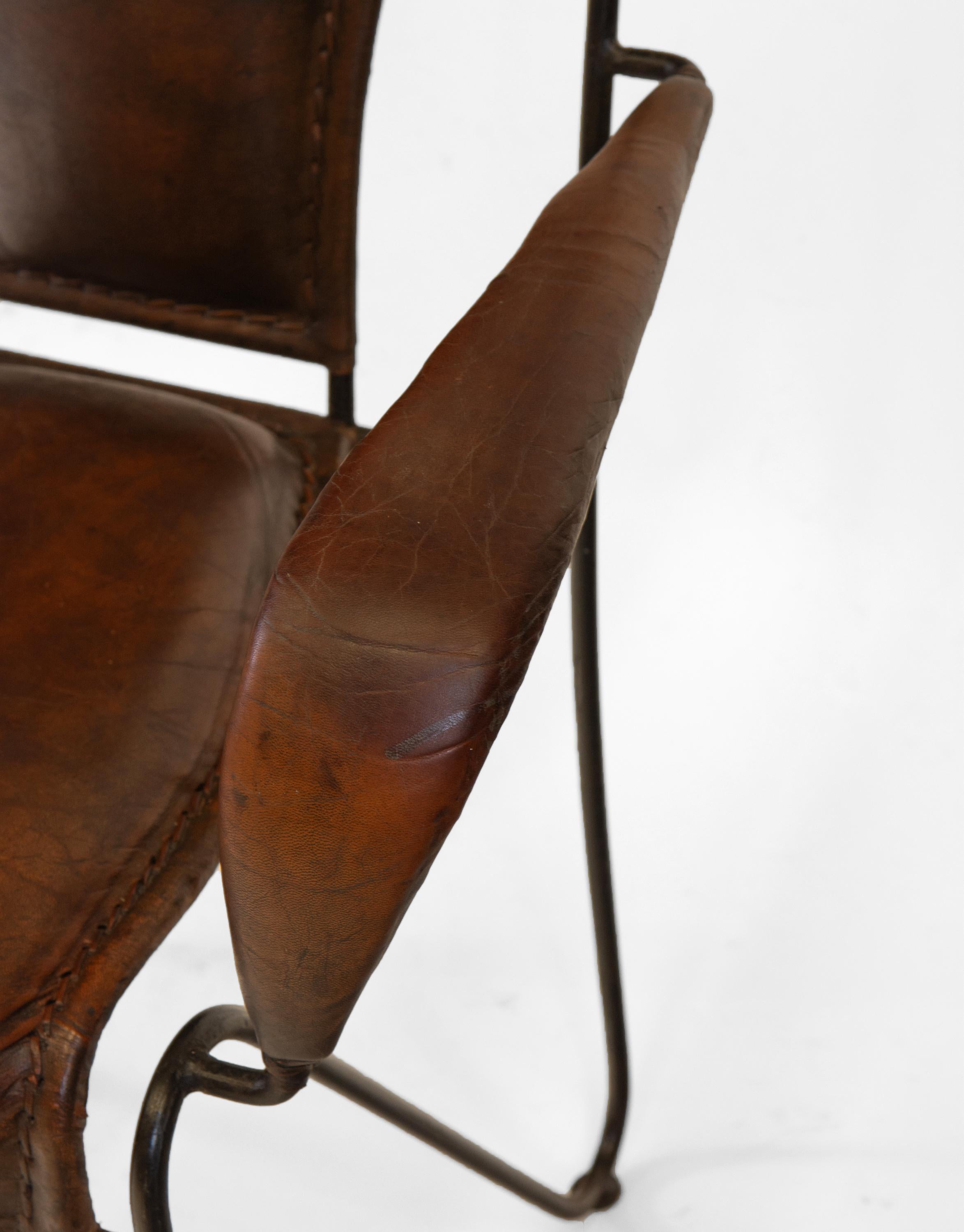 Paire de fauteuils en cuir et fer du milieu du siècle dernier  en vente 5