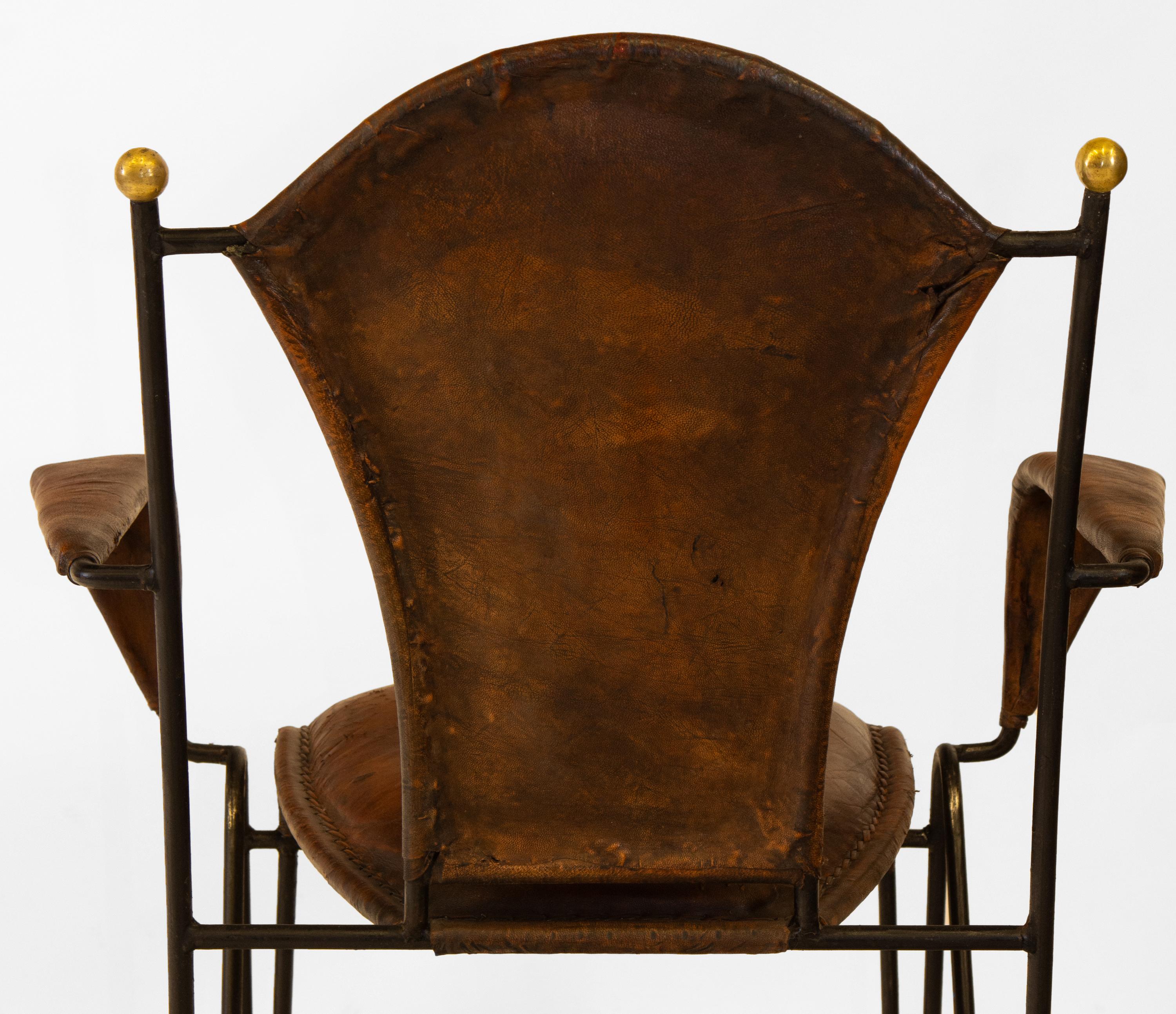 Paire de fauteuils en cuir et fer du milieu du siècle dernier  en vente 6