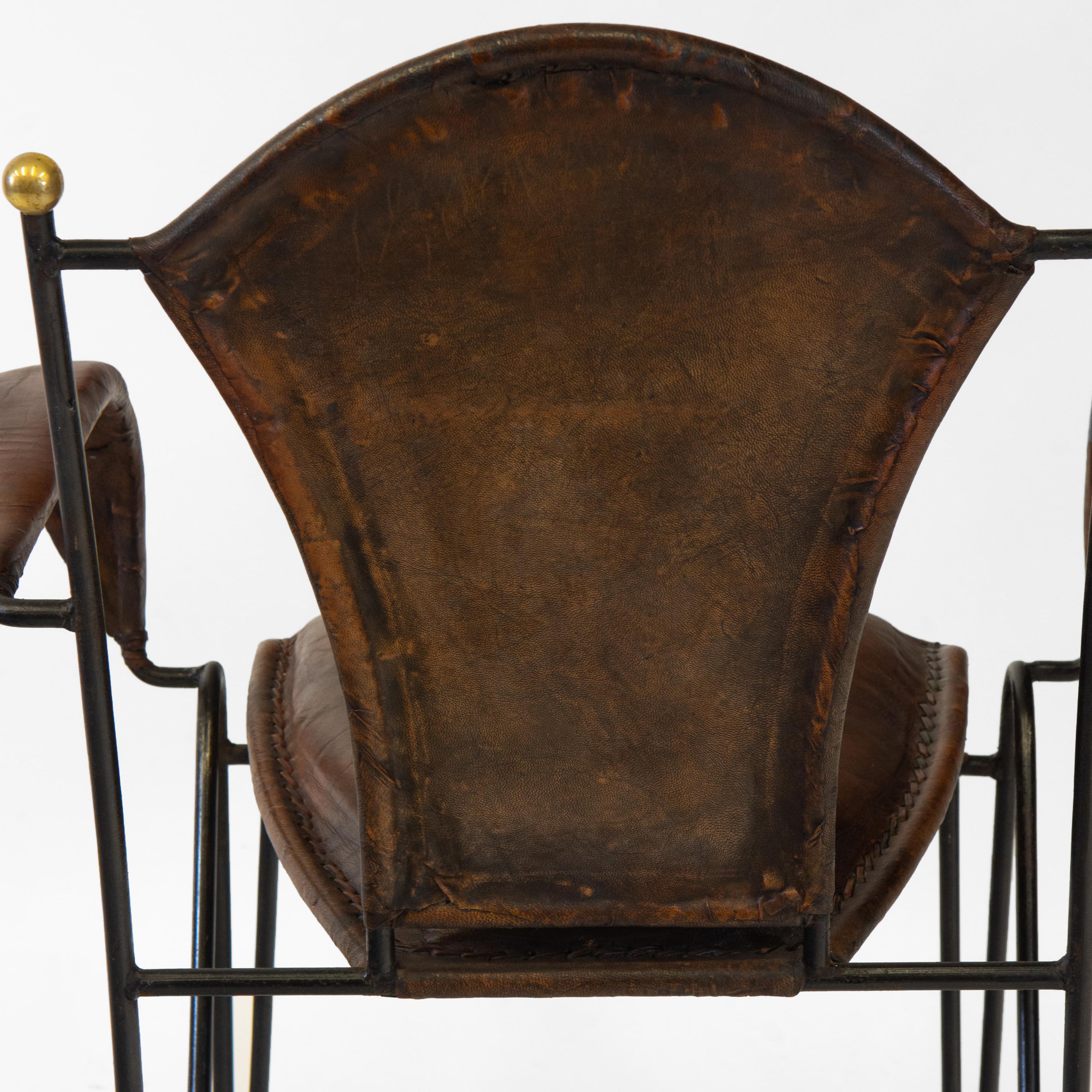 Paire de fauteuils en cuir et fer du milieu du siècle dernier  en vente 7