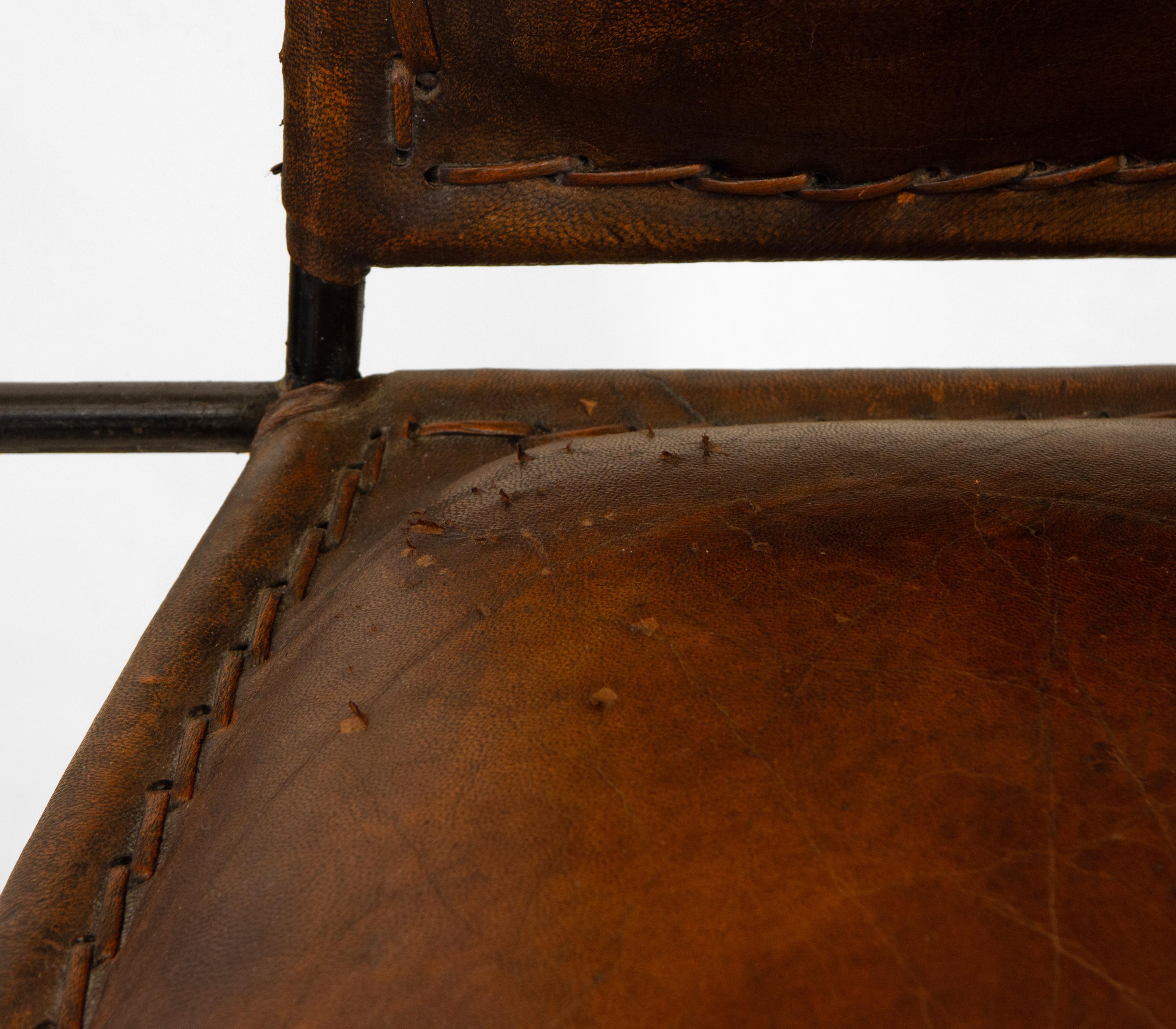 Paire de fauteuils en cuir et fer du milieu du siècle dernier  en vente 9