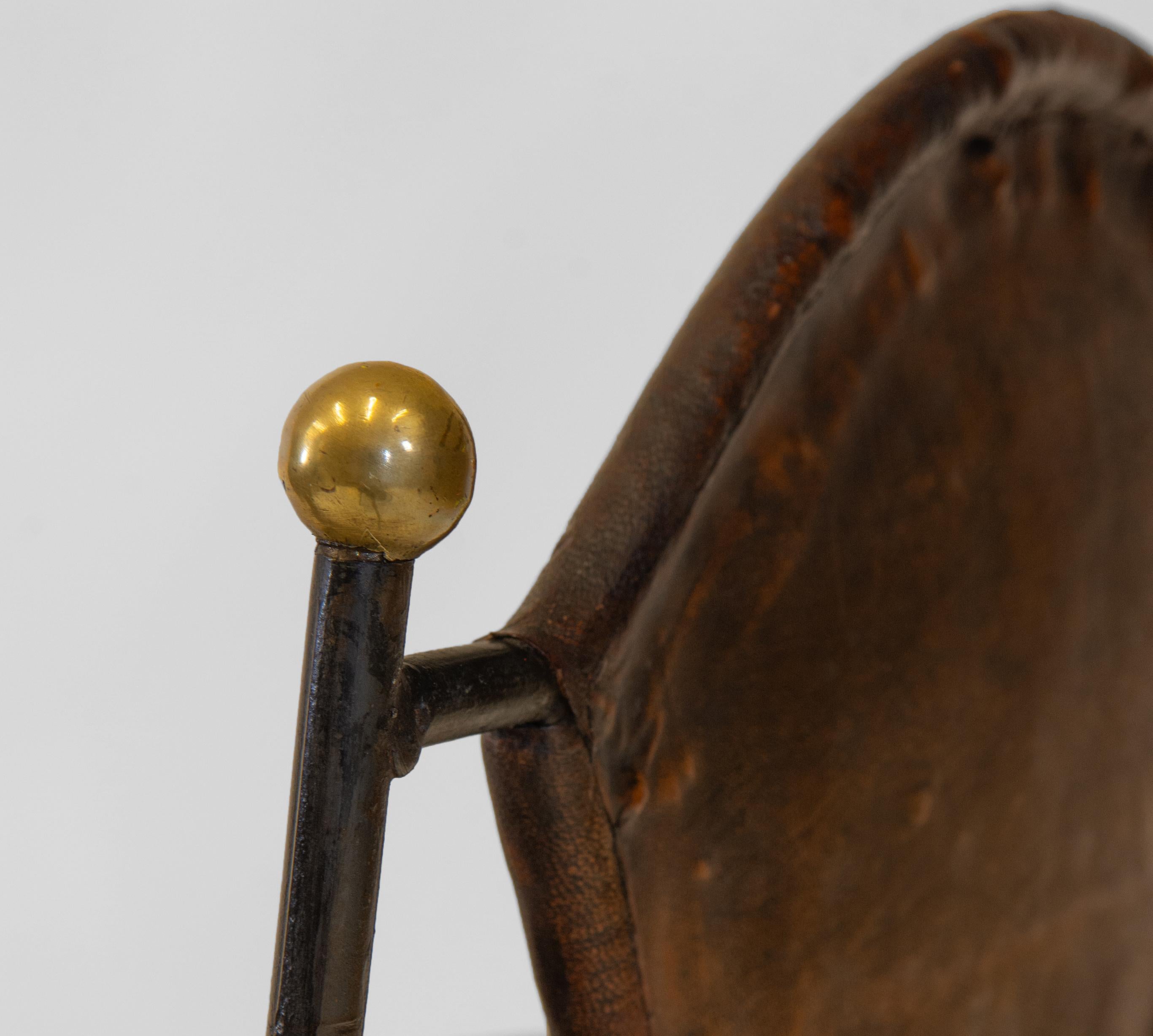 Paire de fauteuils en cuir et fer du milieu du siècle dernier 10