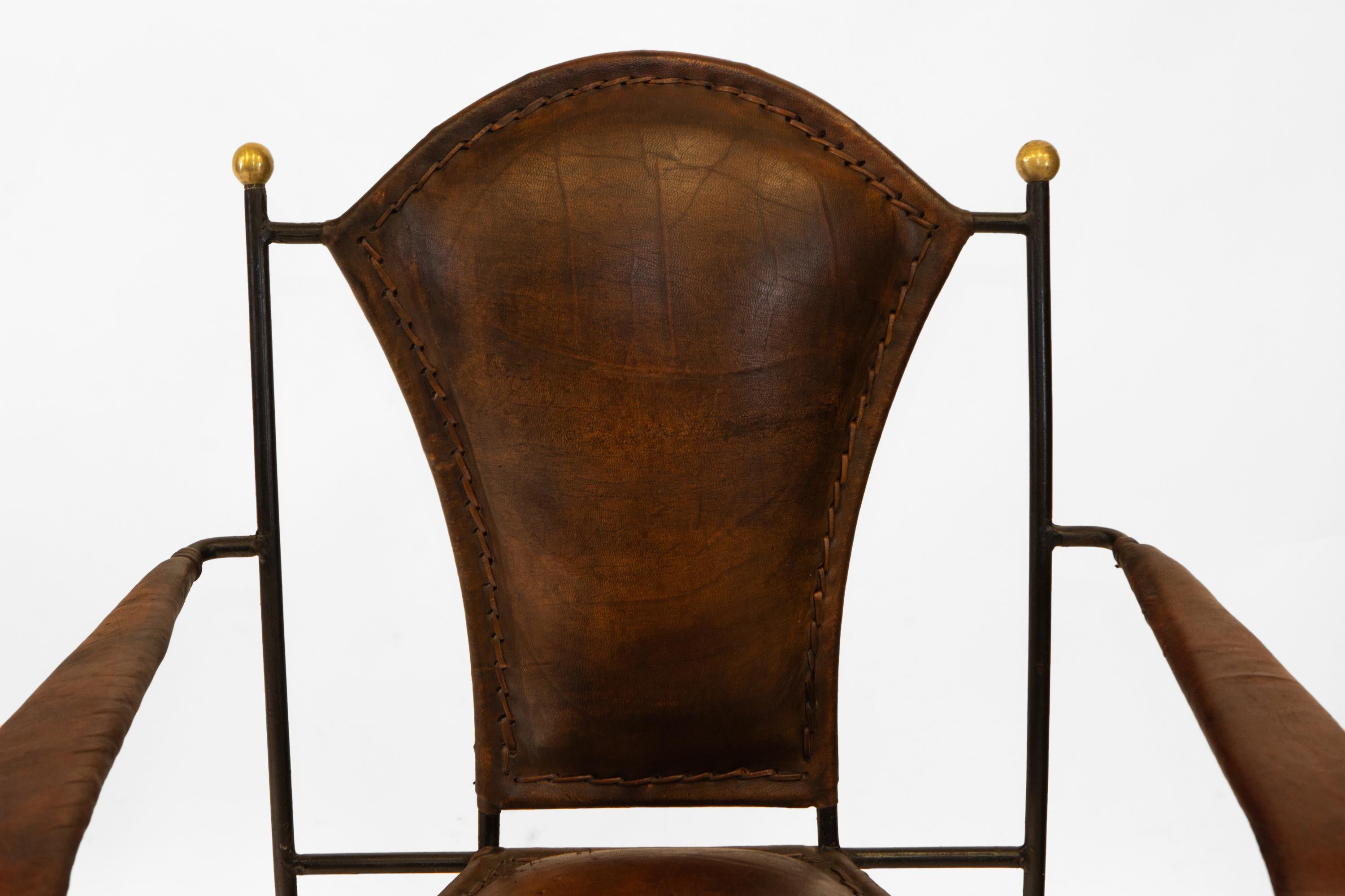 Français Paire de fauteuils en cuir et fer du milieu du siècle dernier  en vente
