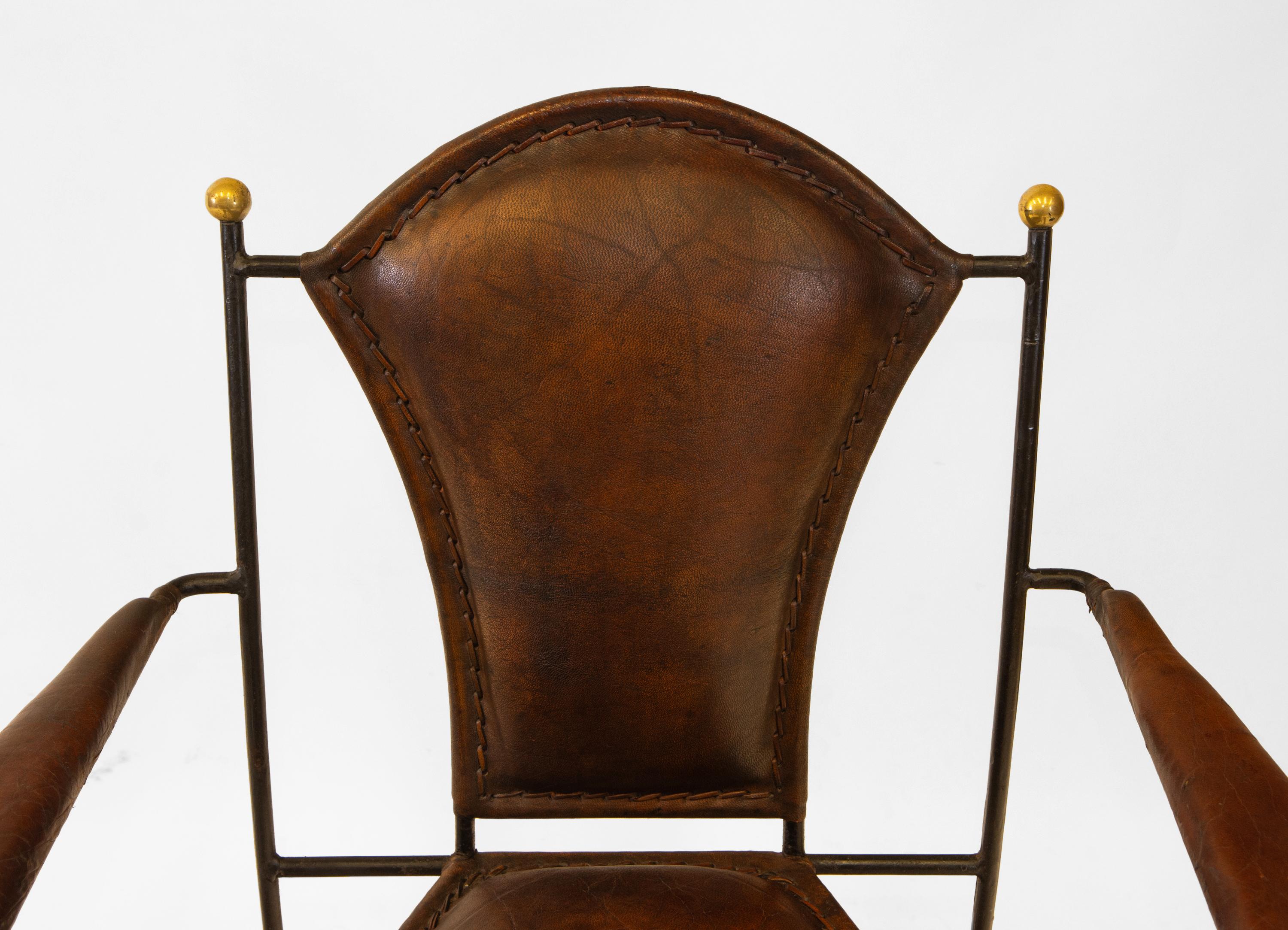 Fait main Paire de fauteuils en cuir et fer du milieu du siècle dernier  en vente