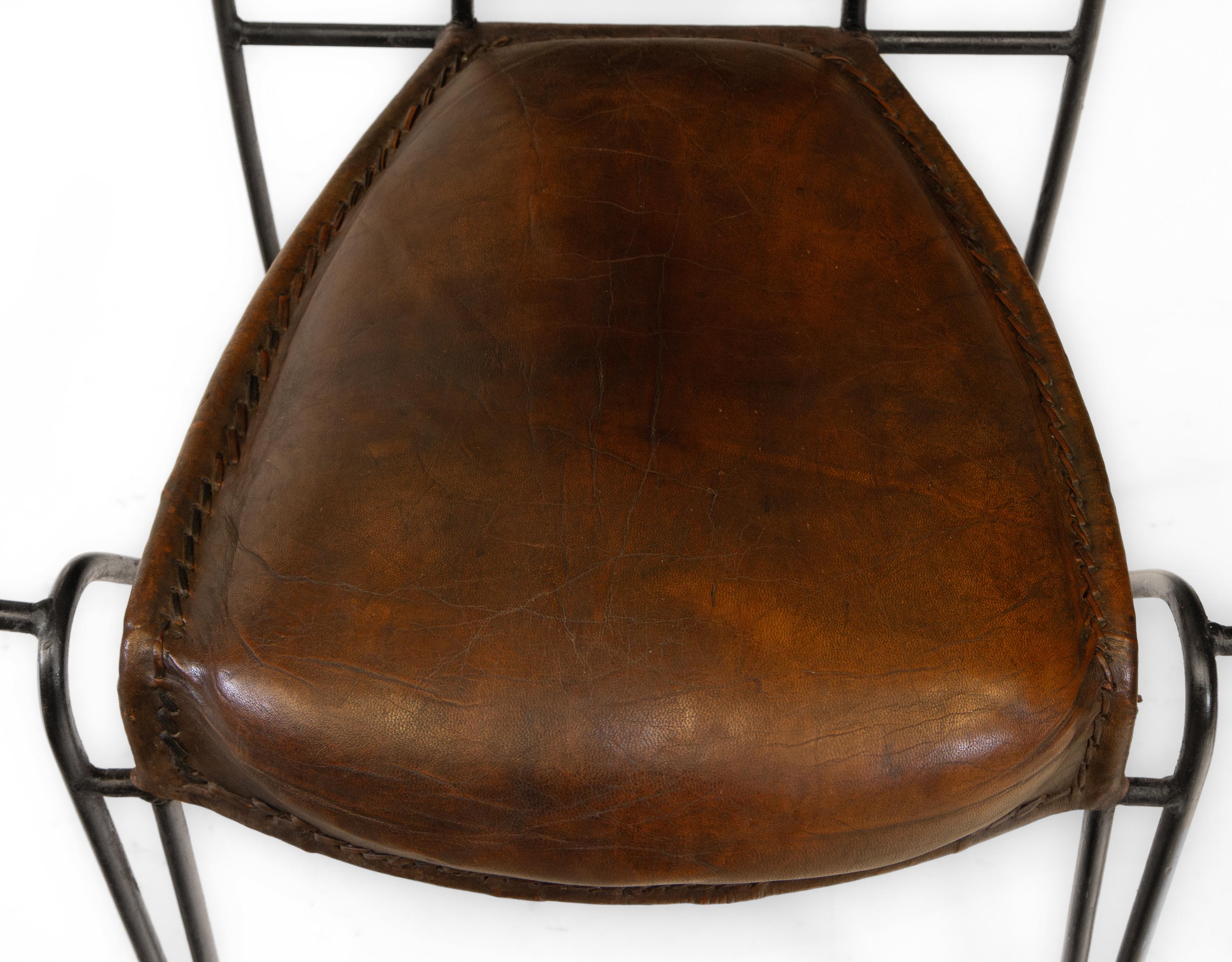 Paire de fauteuils en cuir et fer du milieu du siècle dernier  Bon état - En vente à Norwich, GB