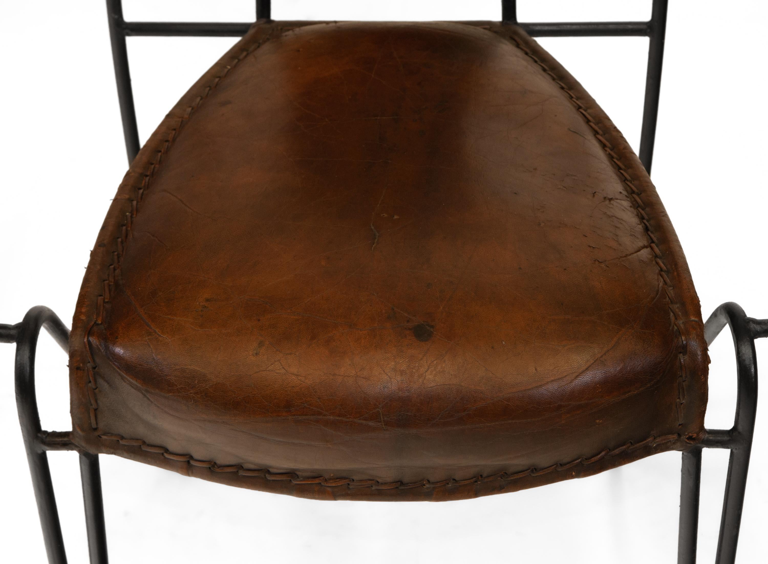 20ième siècle Paire de fauteuils en cuir et fer du milieu du siècle dernier  en vente