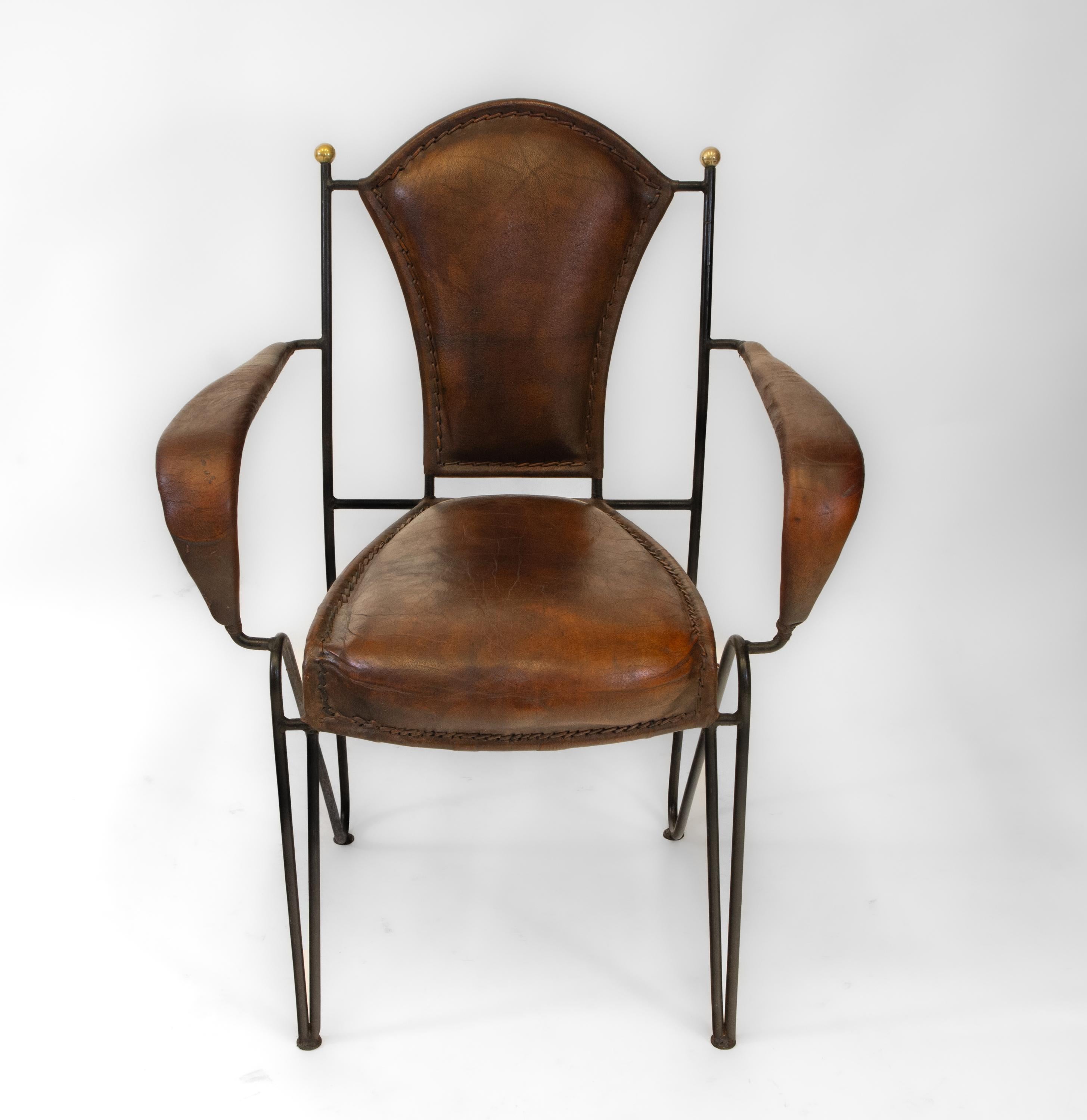 Laiton Paire de fauteuils en cuir et fer du milieu du siècle dernier  en vente