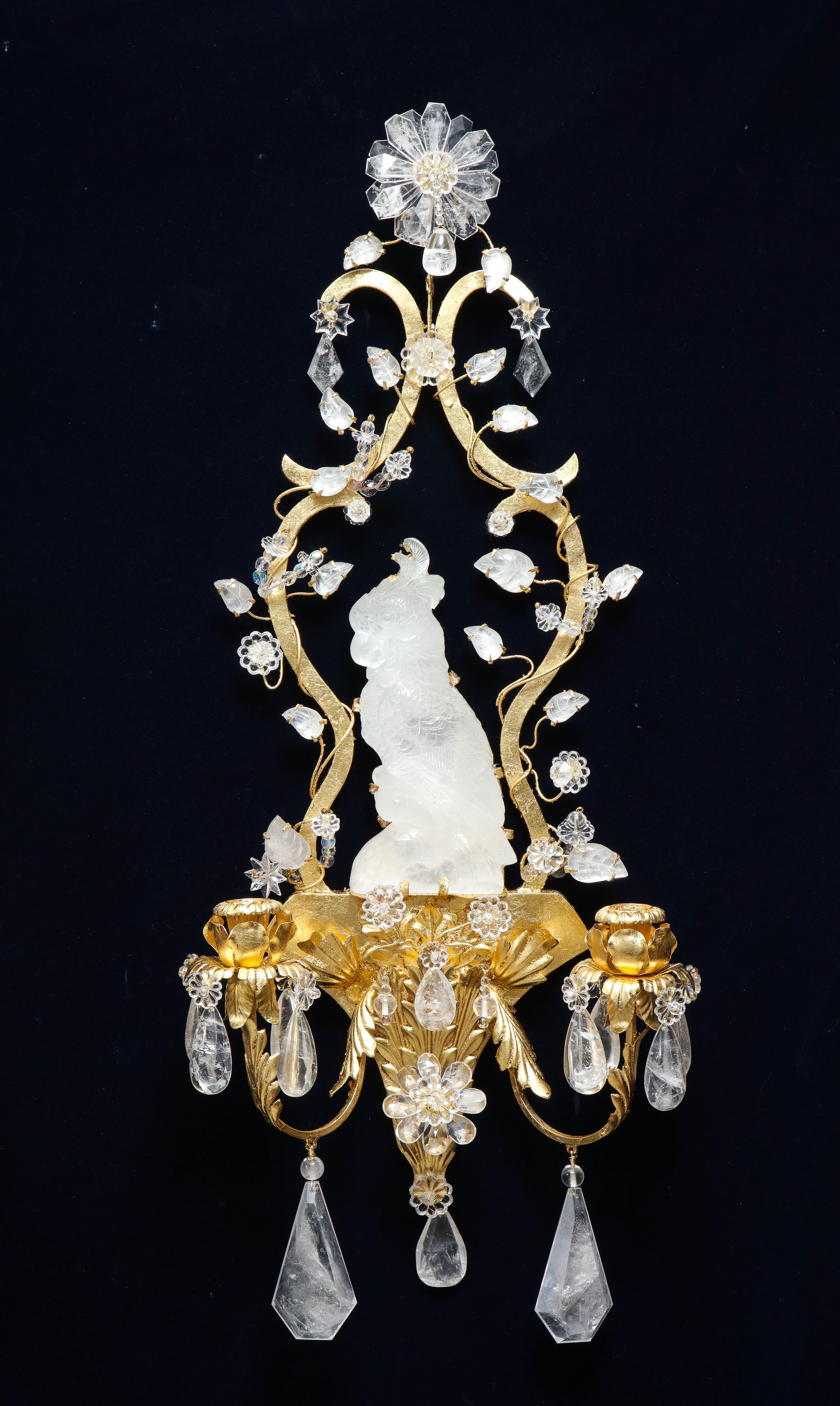 Paar französische Cockatoo-Form-Wandleuchter aus Bergkristall im Bagues-Stil aus der Mitte des Jahrhunderts (Vergoldet) im Angebot