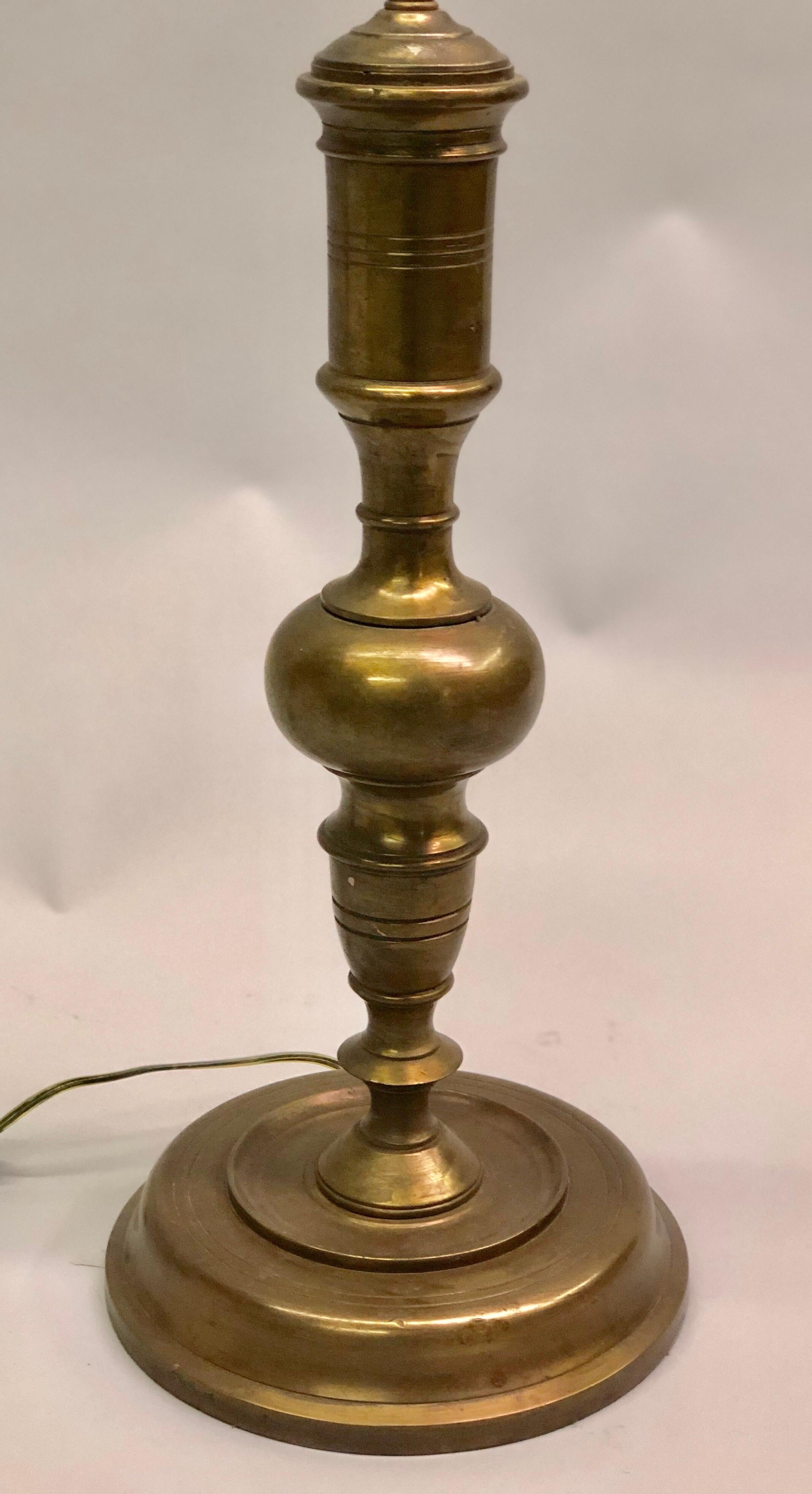 Pair French Mid-Century Modern Neoclassical Brass Table Lamps, Jean-Michel Frank In Good Condition For Sale In New York, NY