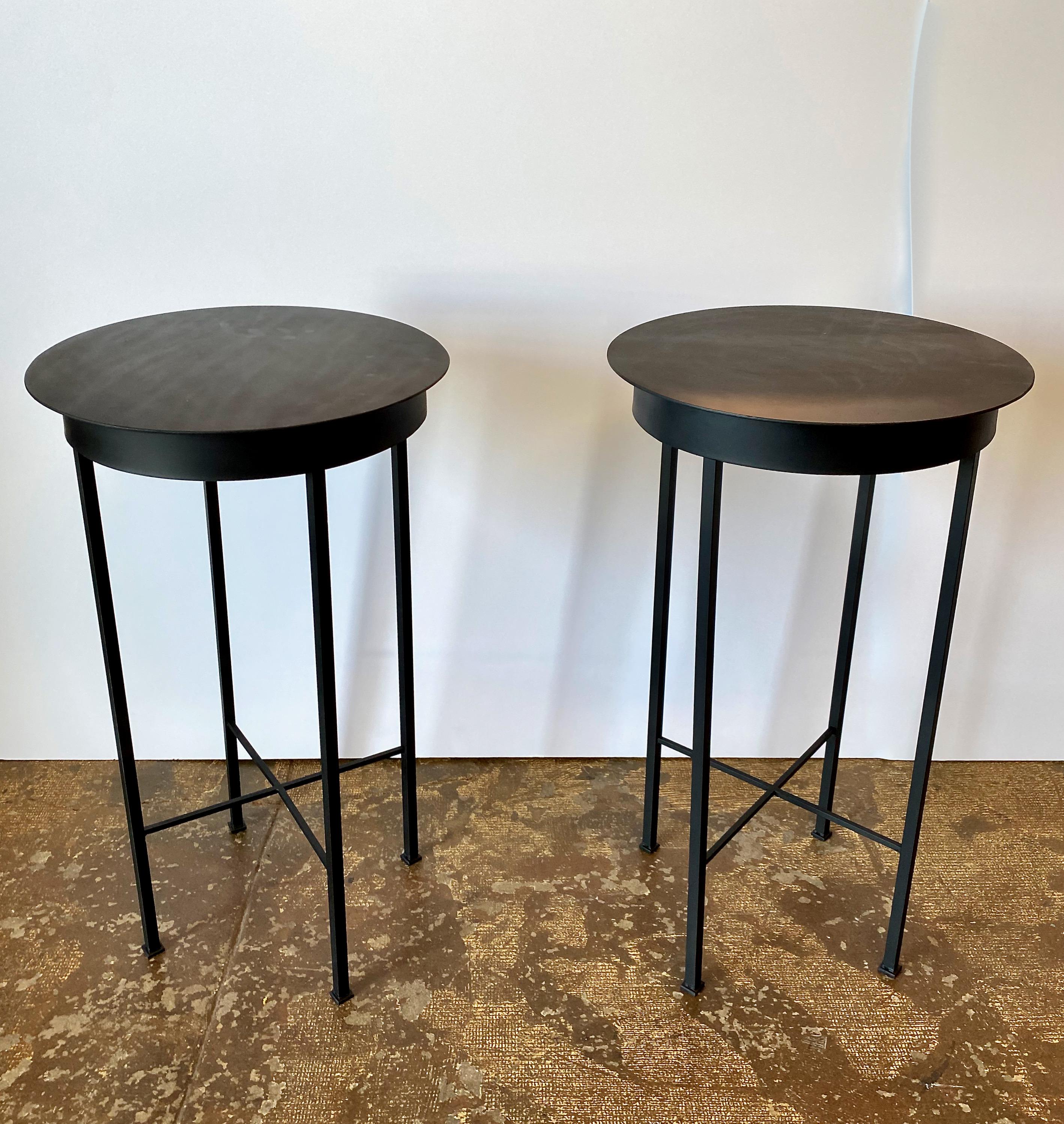 Néoclassique Paire de guéridons ou tables à boire en fer et acier de style milieu de siècle français - 24 pouces en vente