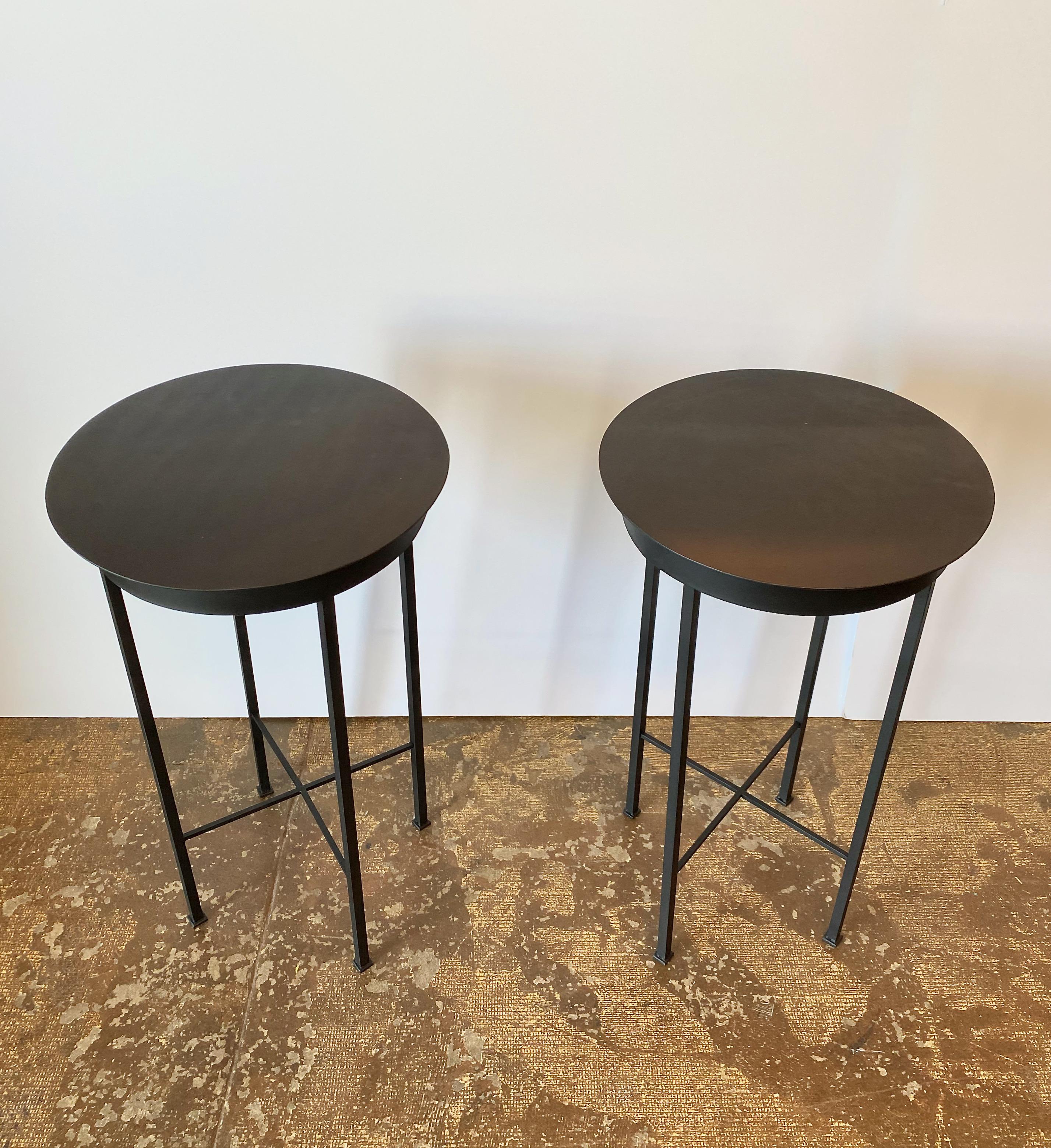 Français Paire de guéridons ou tables à boire en fer et acier de style milieu de siècle français - 24 pouces en vente
