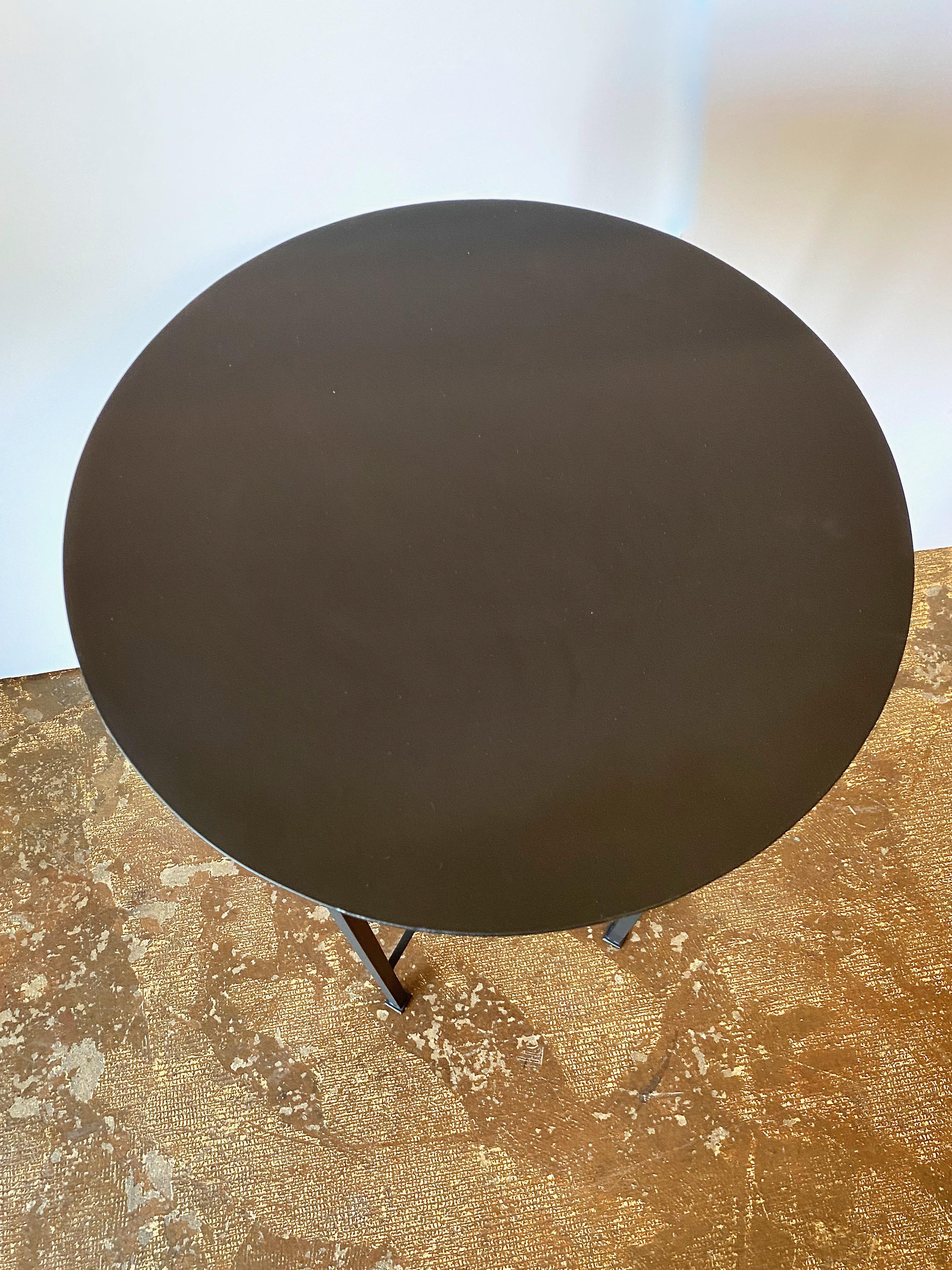 Paire de guéridons ou tables à boire en fer et acier de style milieu de siècle français - 24 pouces Bon état - En vente à Pasadena, CA
