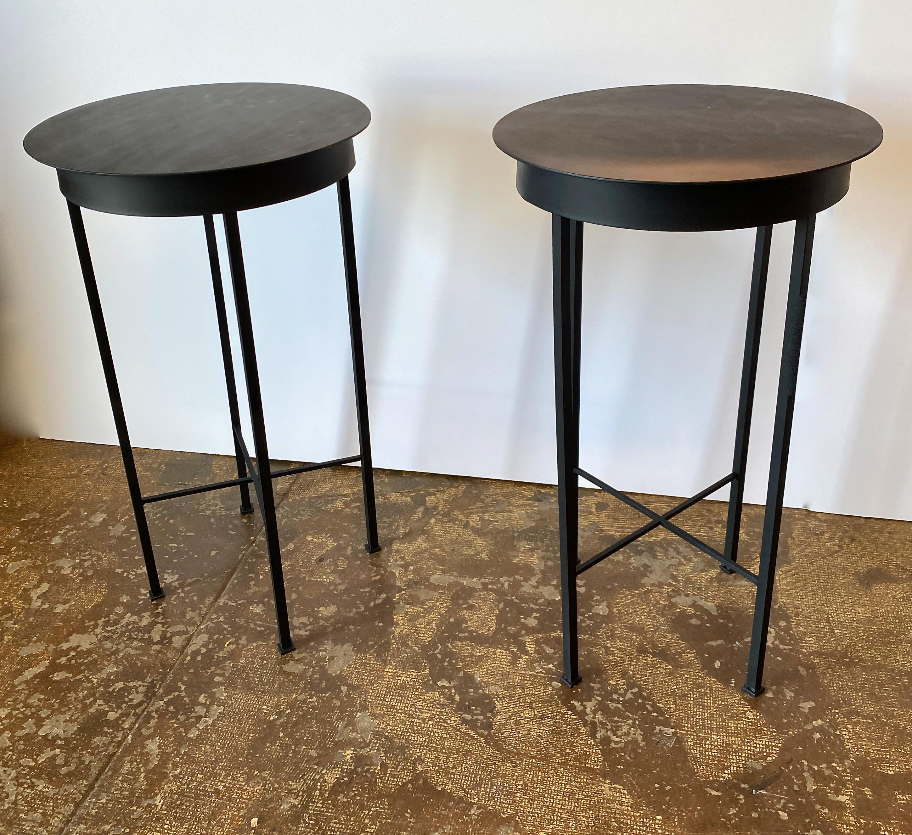 Paire de guéridons ou tables à boire en fer et acier de style milieu de siècle français - 24 pouces en vente 1