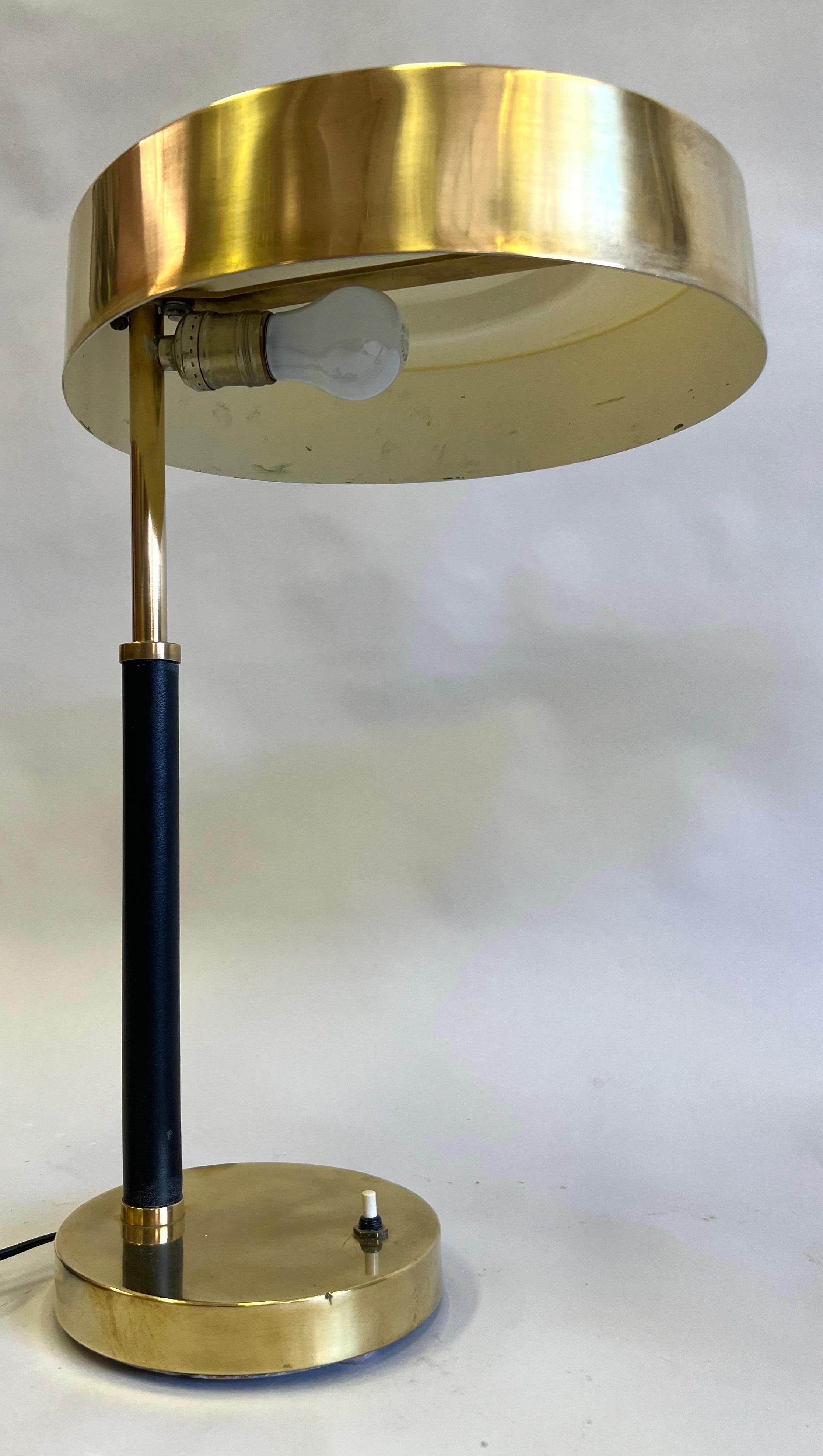 Paar französische Art-Déco-Schreibtisch-/Tischlampen aus Messing und Leder aus der Mitte des Jahrhunderts, Jacques Adnet im Angebot 8