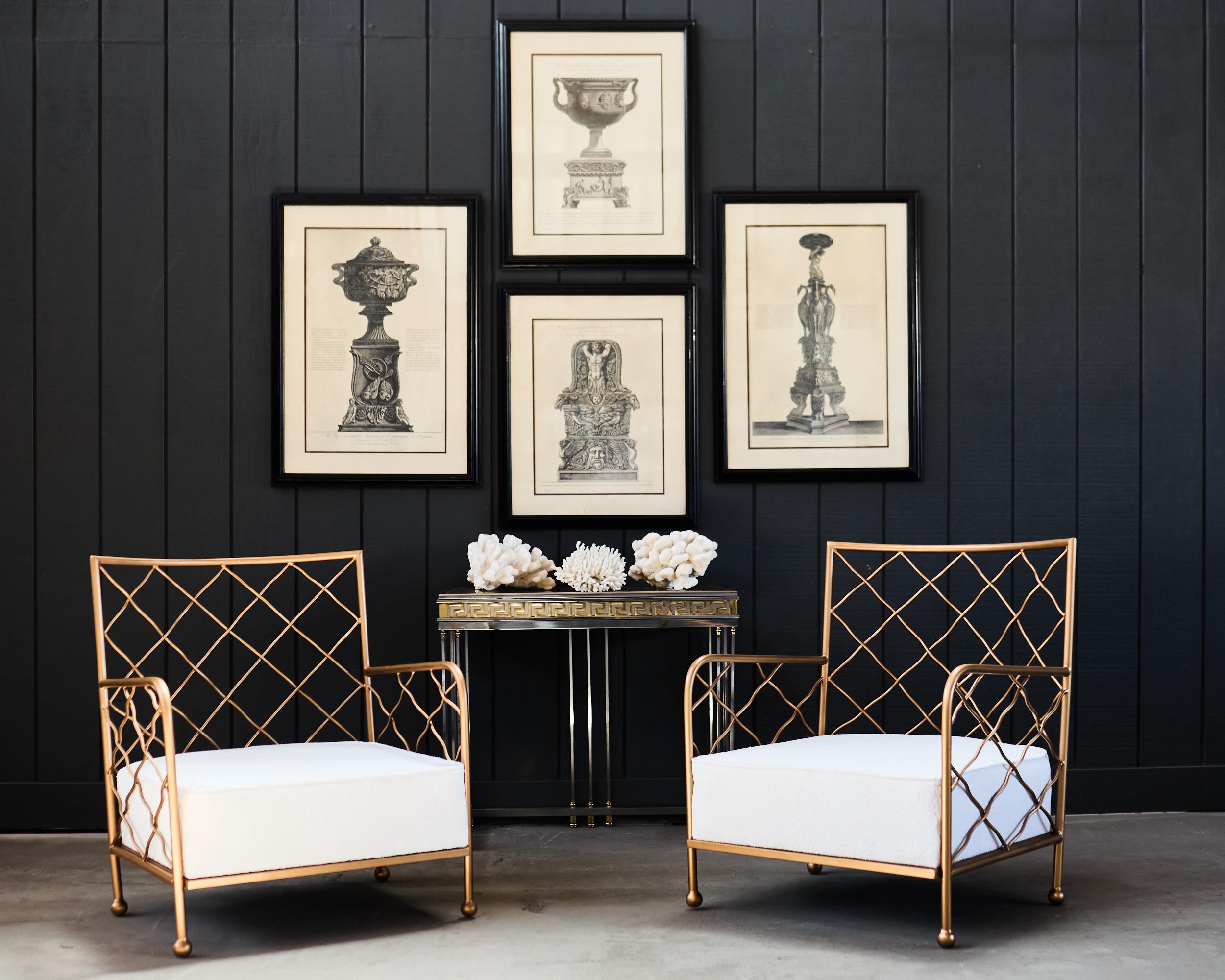 Sublime pareja de tumbonas o sillones Crosillion franceses modernos de hierro de mediados de siglo. Las emblemáticas sillas presentan grandes armazones de hierro decorados en el respaldo y los brazos. La celosía entrecruzada está fabricada con tubo