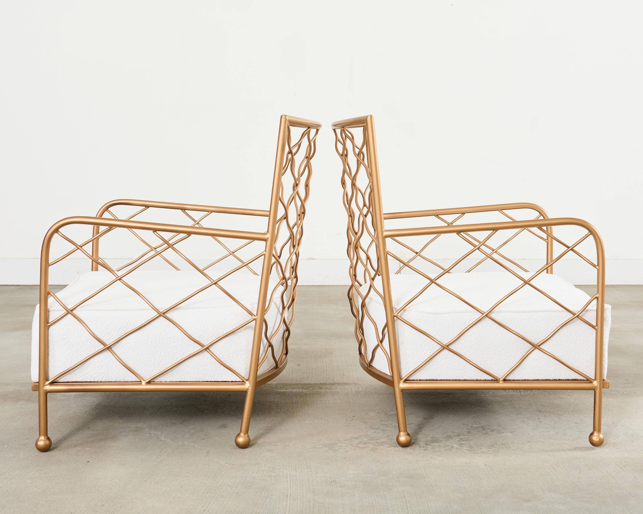 Pareja de sillones Croisillion franceses de hierro dorado de mediados de siglo Hecho a mano en venta