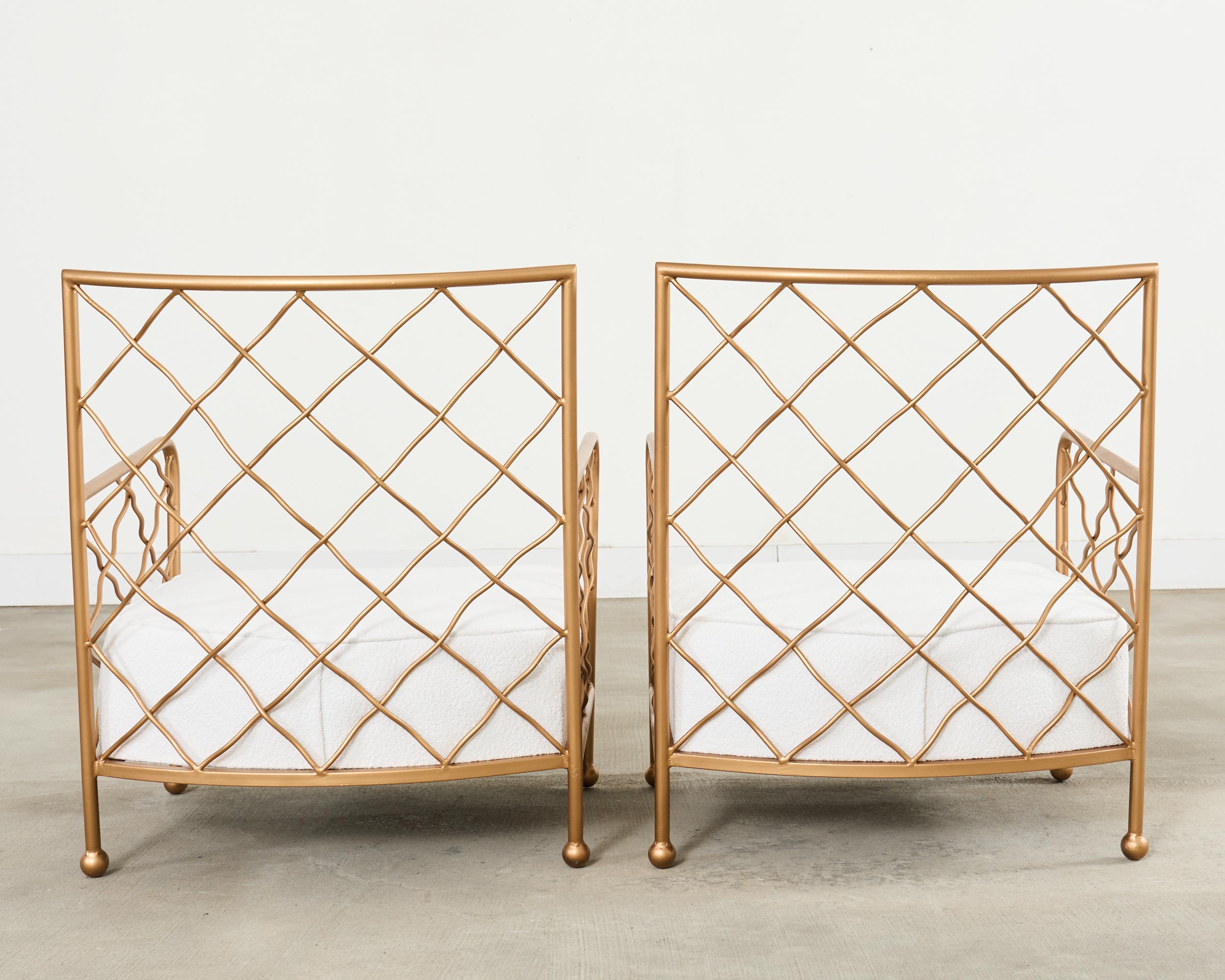 Pareja de sillones Croisillion franceses de hierro dorado de mediados de siglo Bouclé en venta