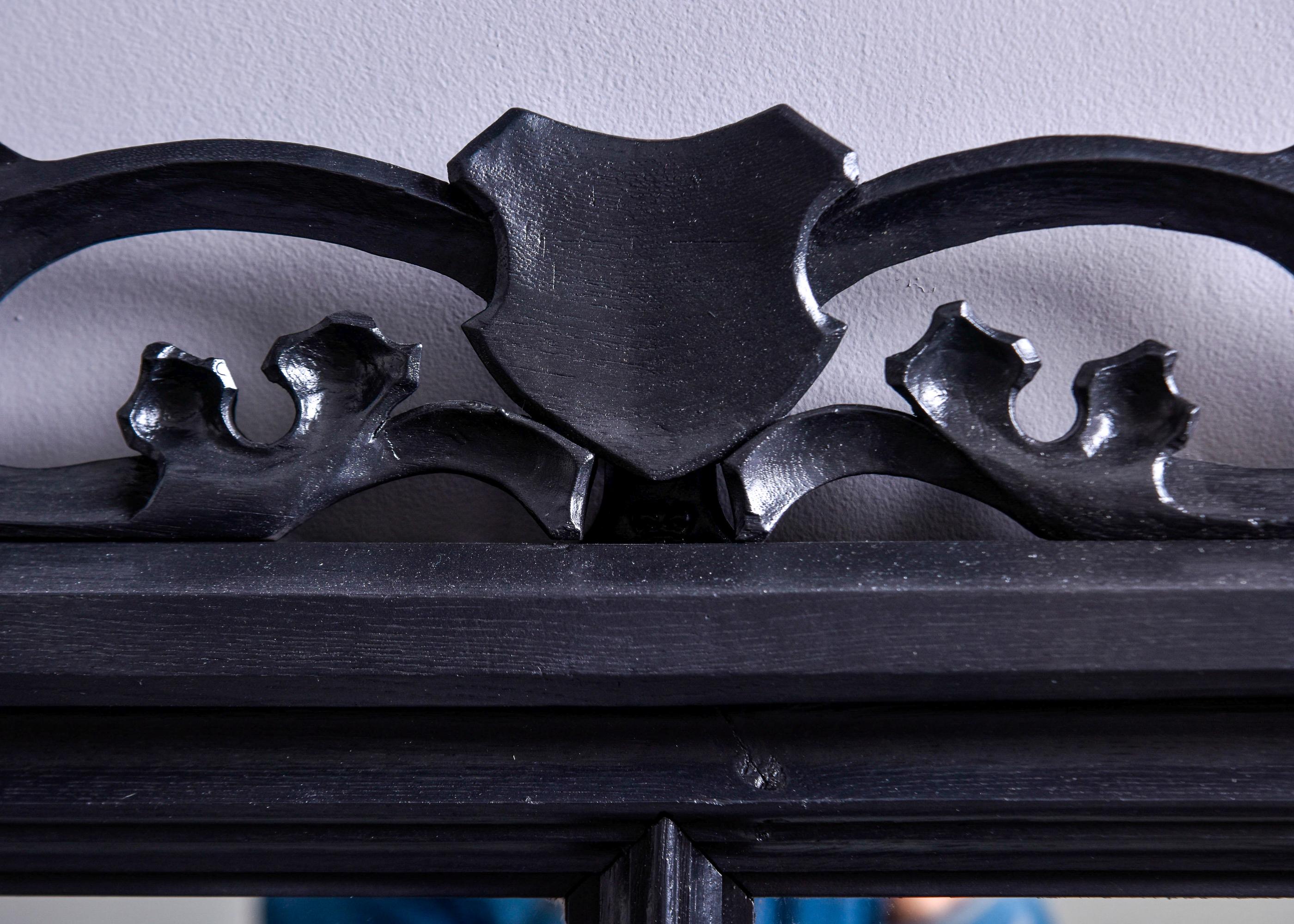Pareja de espejos franceses con escudo y marco de doble cristal acabado en negro en venta 2