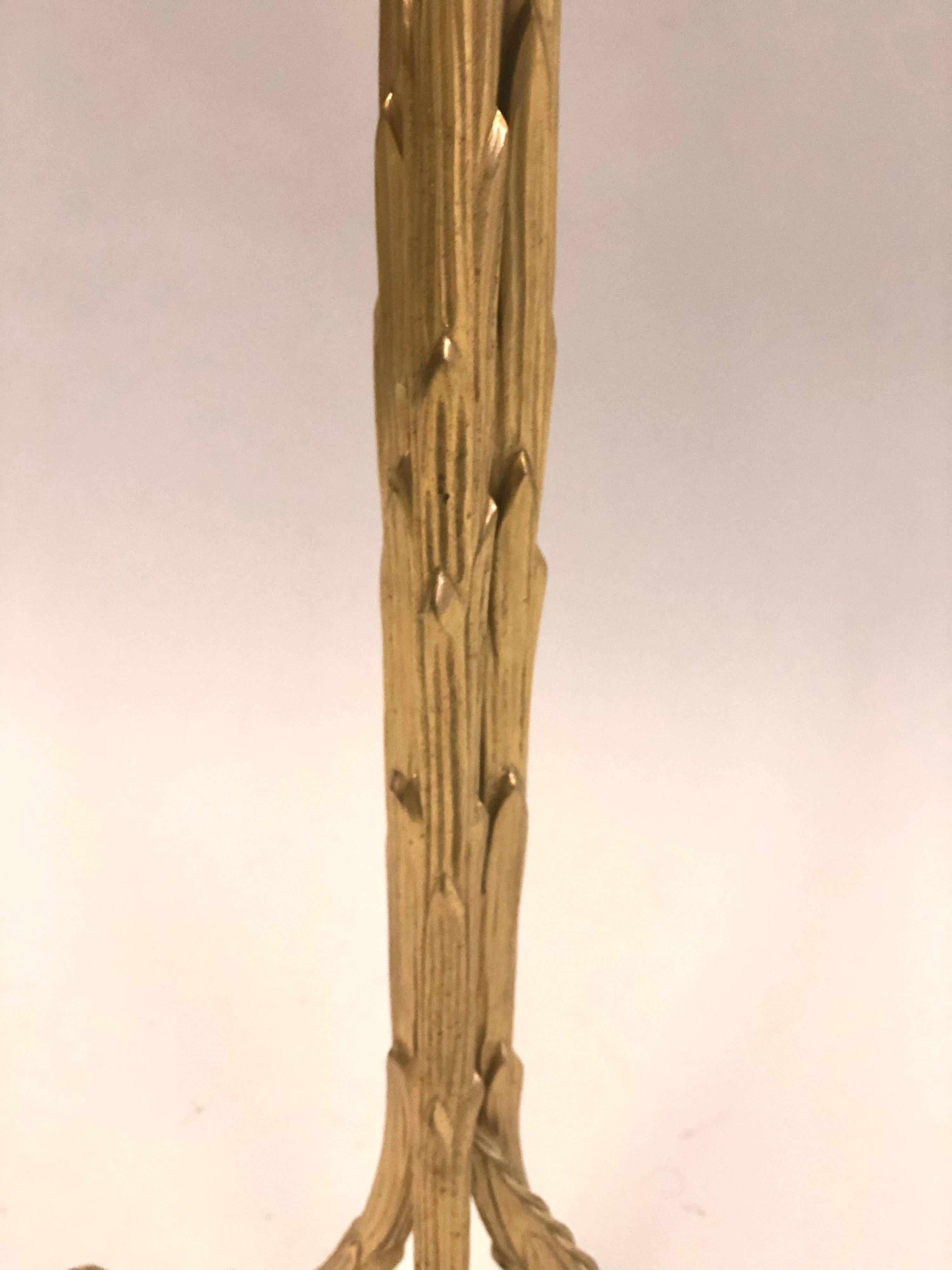 Mod. français. Paire de lampes de bureau néoclassiques en bronze doré et faux bambou, Maison Bagus en vente 3